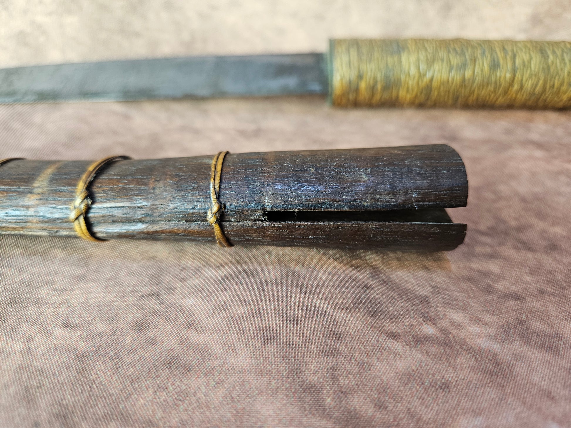 Antieke Afrikaanse Dolk met Gevlochten Heft en Originele Schede