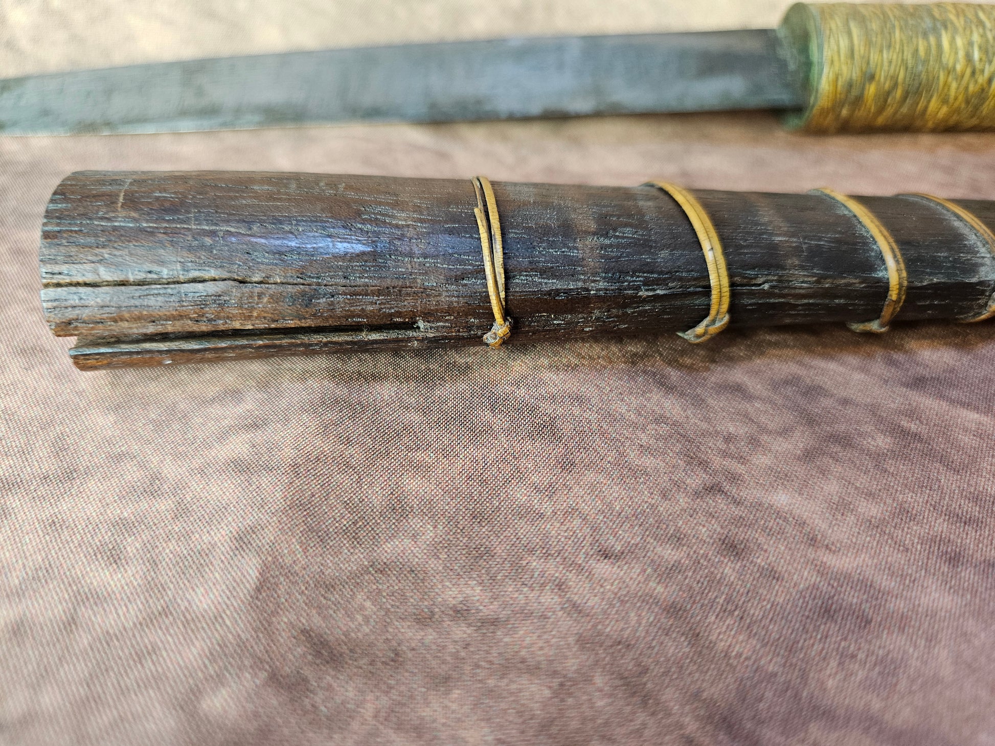 Antieke Afrikaanse Dolk met Gevlochten Heft en Originele Schede