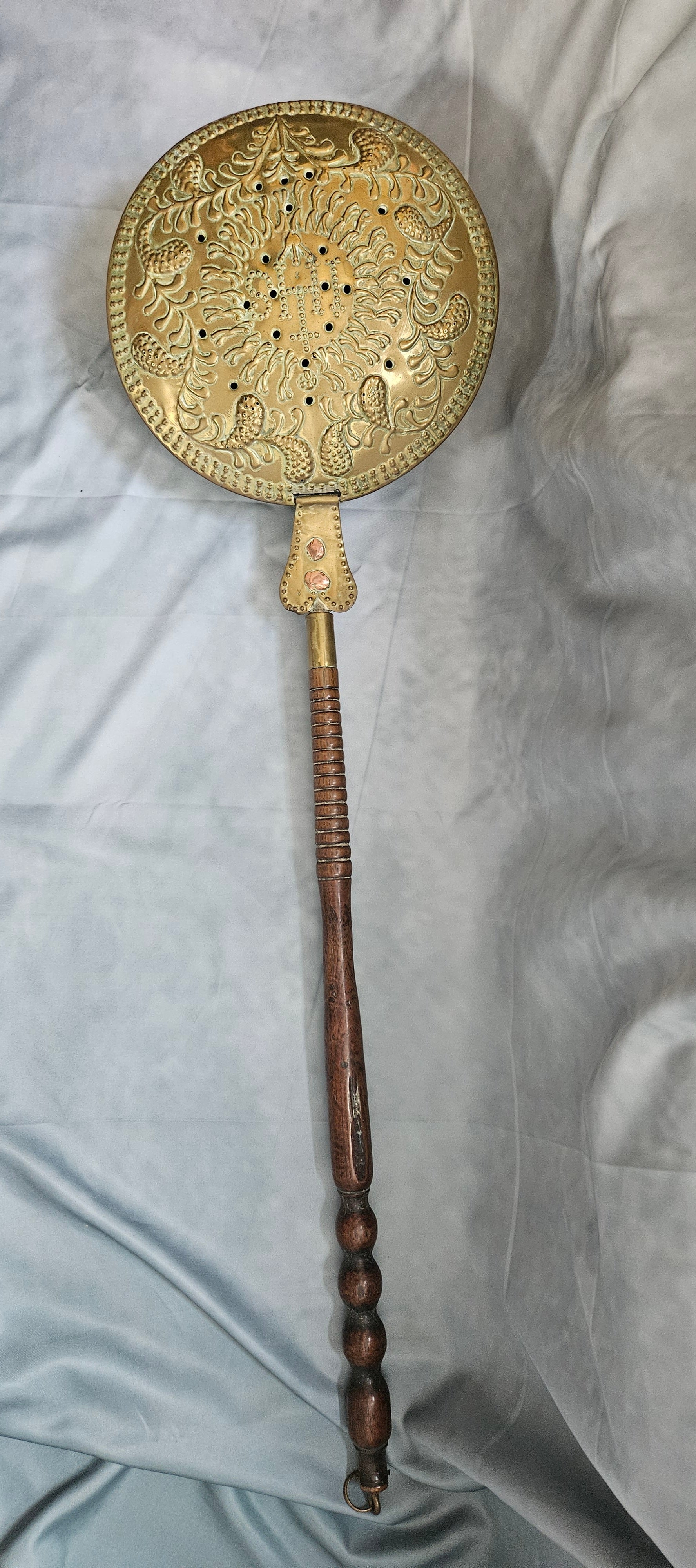 Authentieke 18e-eeuwse Beddenpan van Geel Koper met Houten Steel