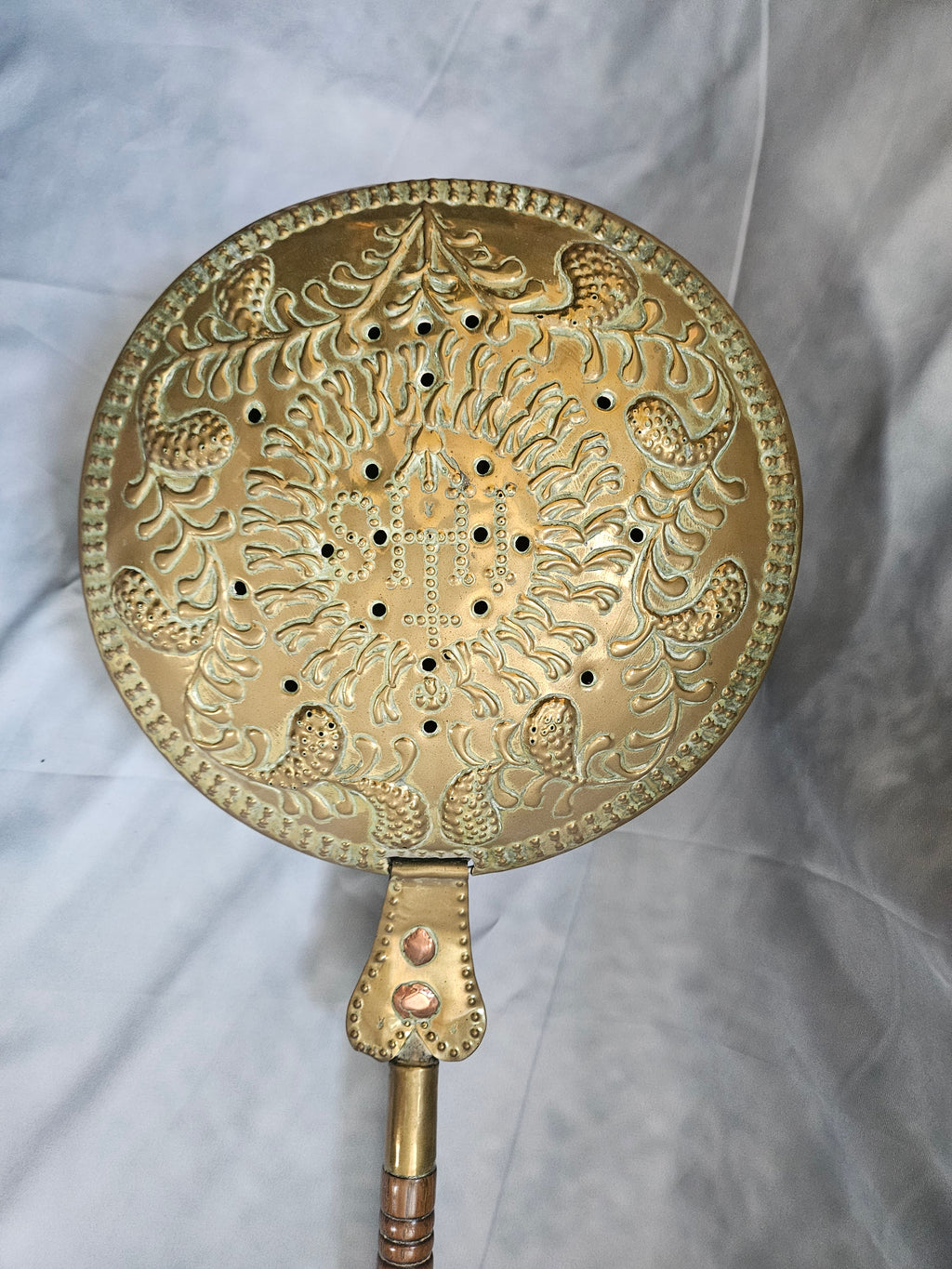 Authentieke 18e-eeuwse Beddenpan van Geel Koper met Houten Steel