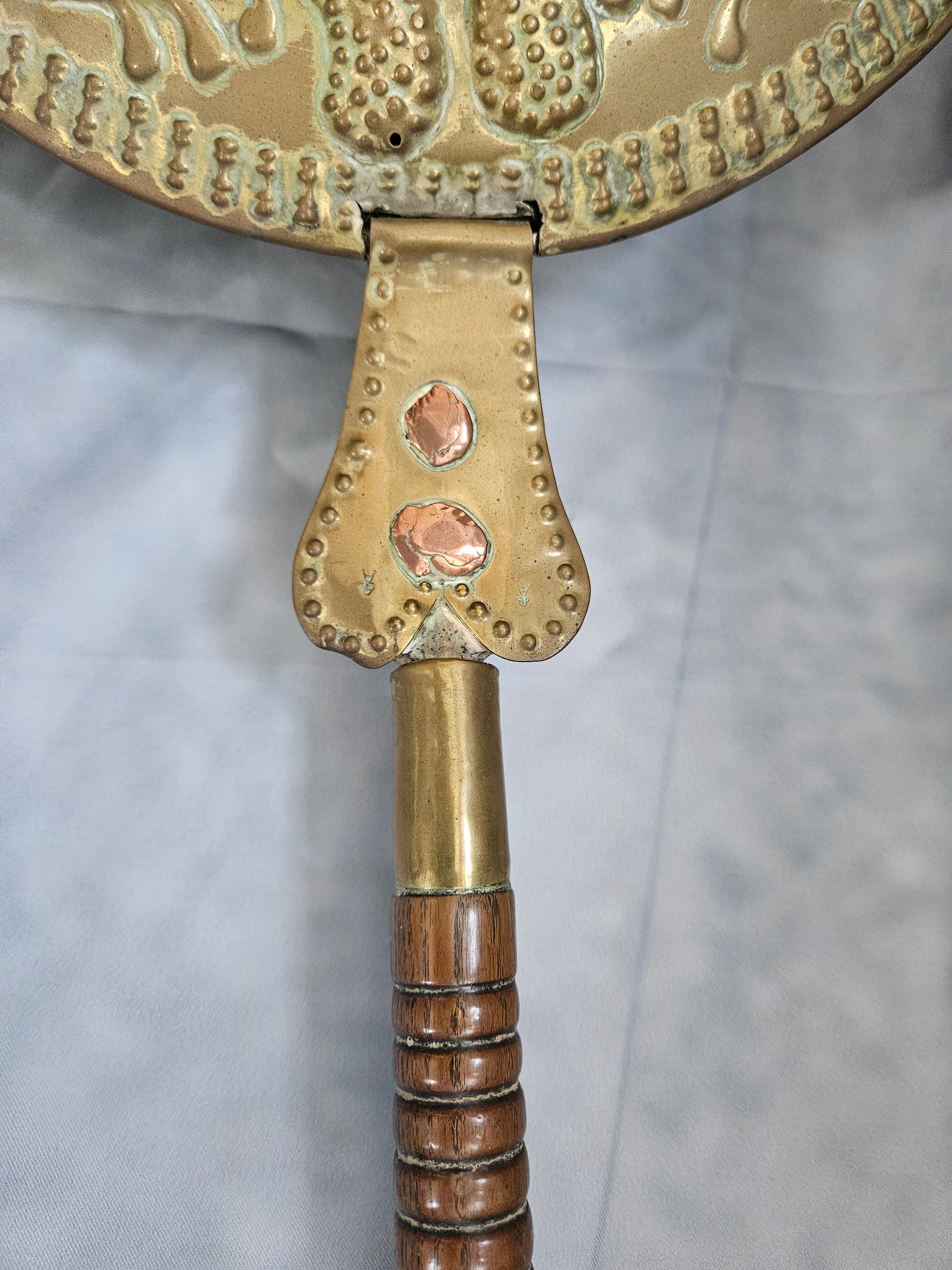 Authentieke 18e-eeuwse Beddenpan van Geel Koper met Houten Steel