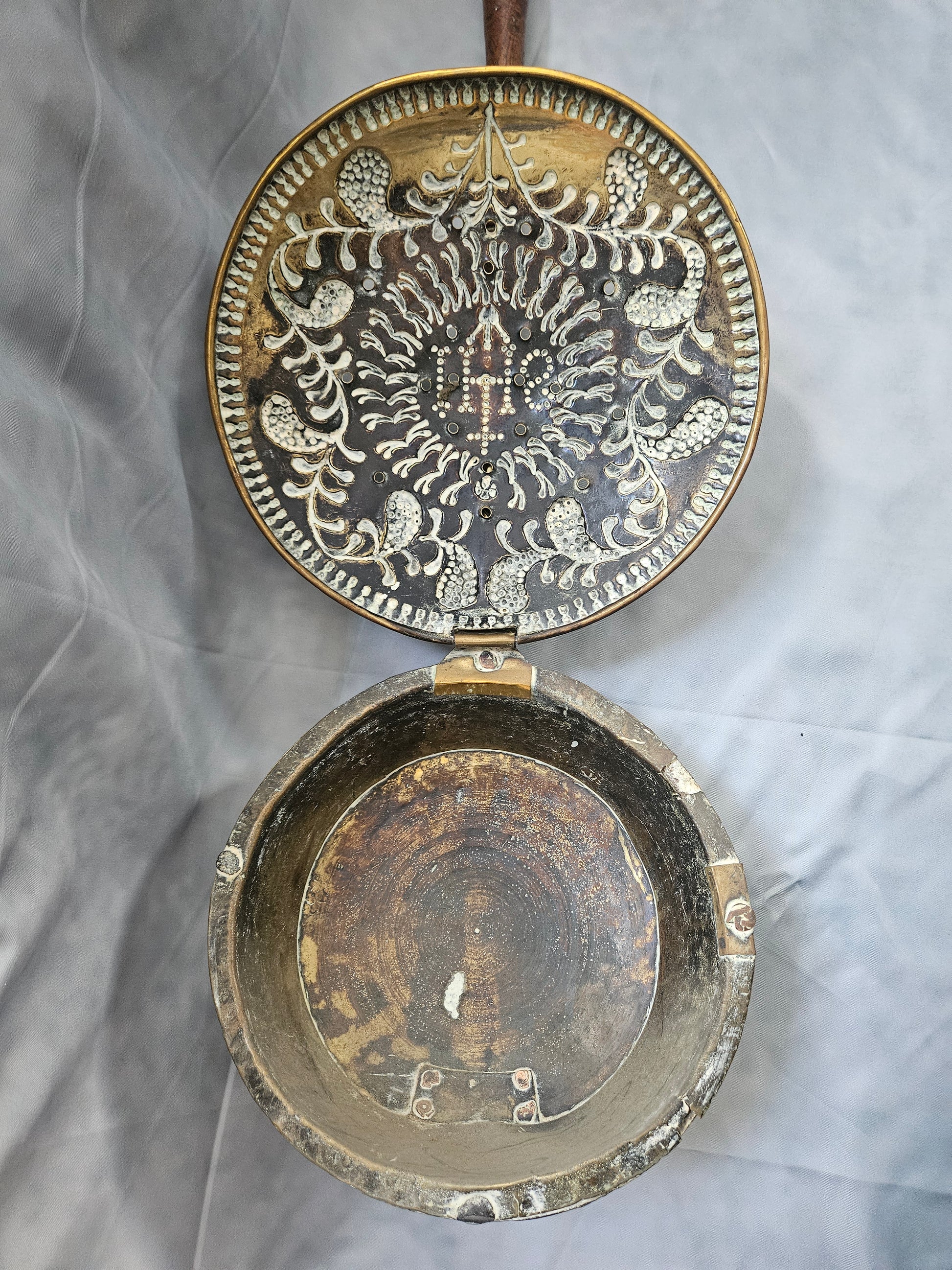 Authentieke 18e-eeuwse Beddenpan van Geel Koper met Houten Steel