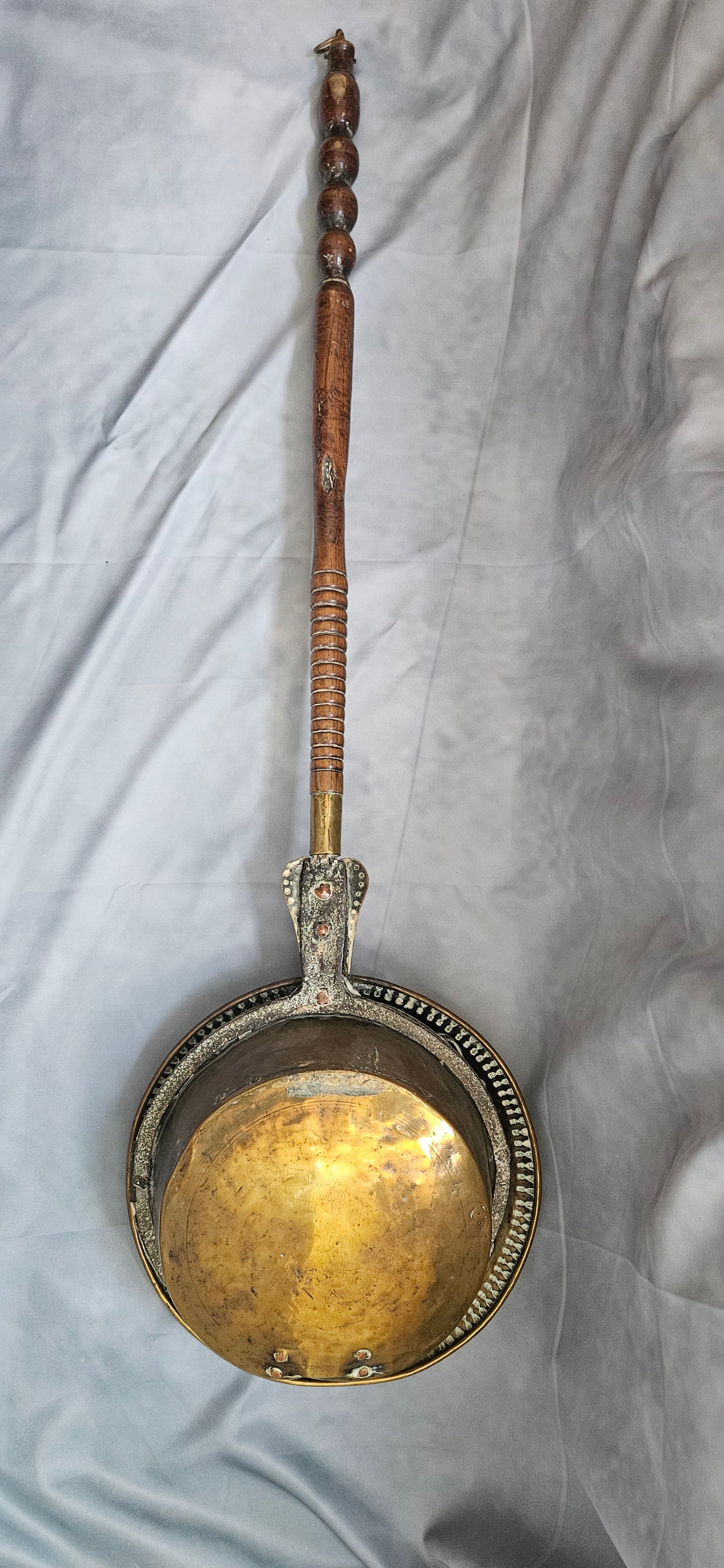 Authentieke 18e-eeuwse Beddenpan van Geel Koper met Houten Steel