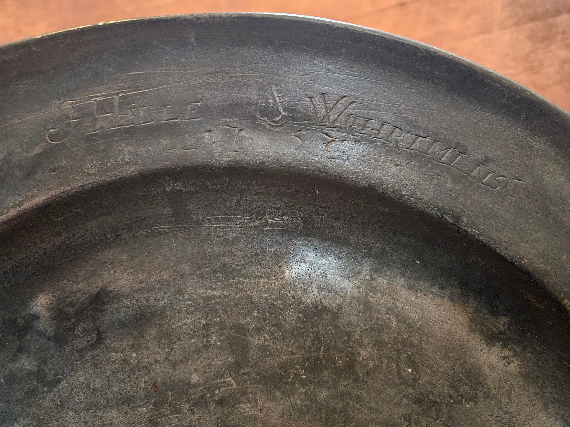 Antiek Tinnen Bord – Gedateerd 1757 - Gekeurd