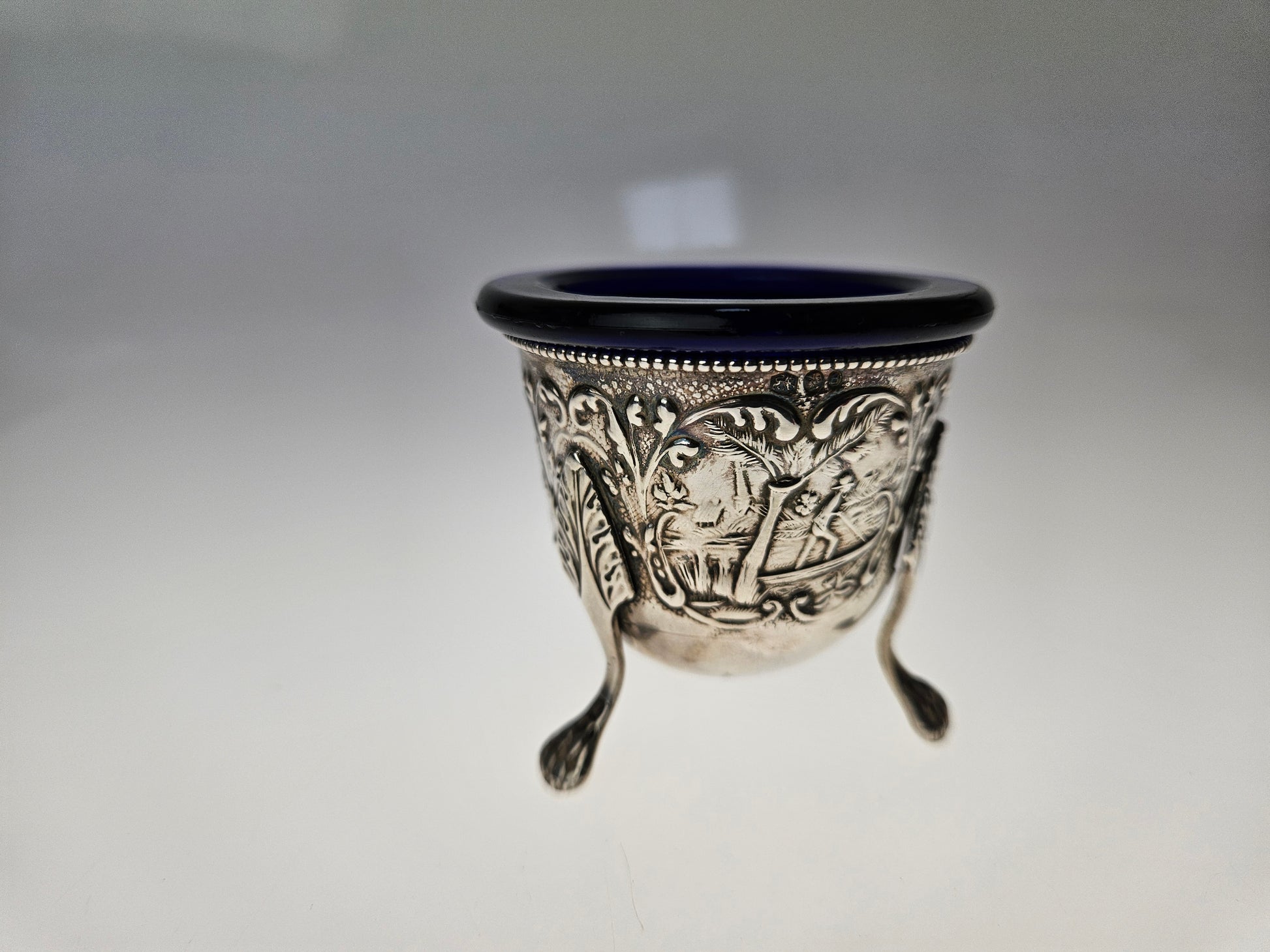 Antiek Zilveren Zoutvaatje met Kobaltblauw Glas - Ornate Driepoot