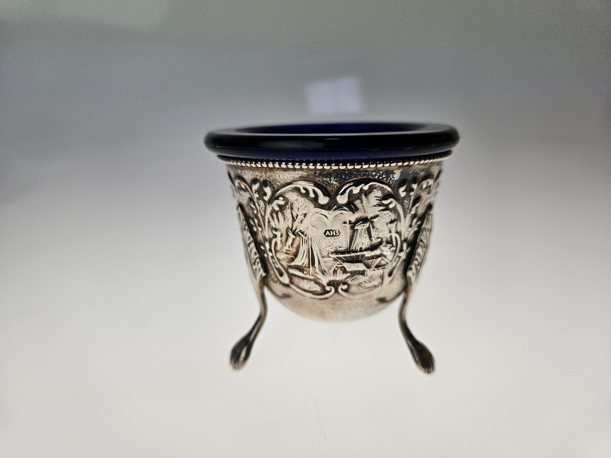 Antiek Zilveren Zoutvaatje met Kobaltblauw Glas - Ornate Driepoot