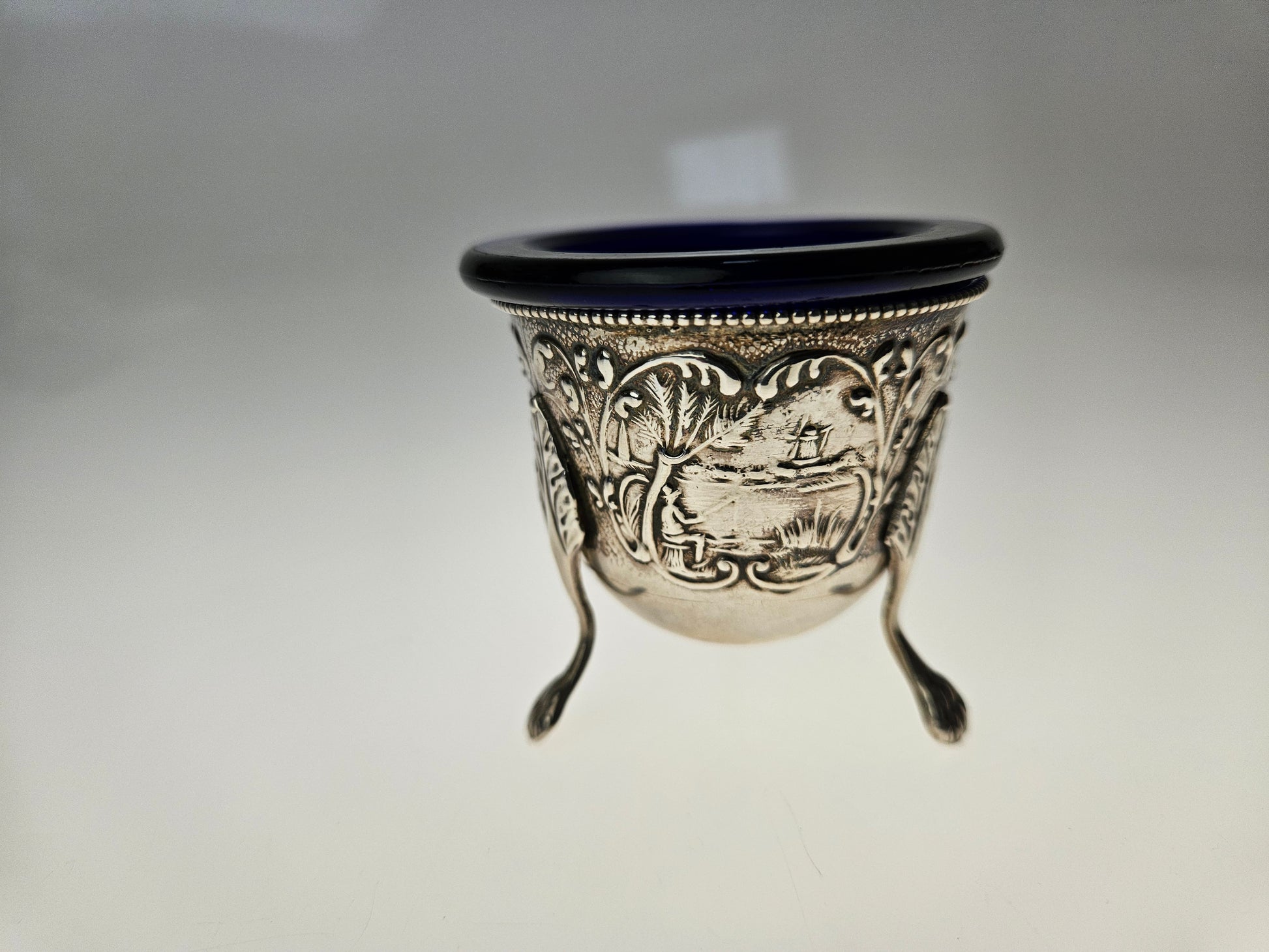 Antiek Zilveren Zoutvaatje met Kobaltblauw Glas - Ornate Driepoot