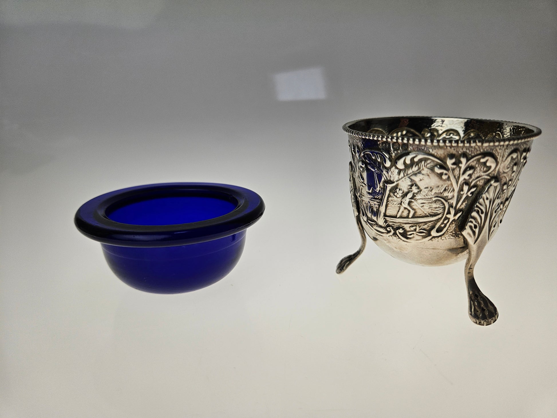 Antiek Zilveren Zoutvaatje met Kobaltblauw Glas - Ornate Driepoot