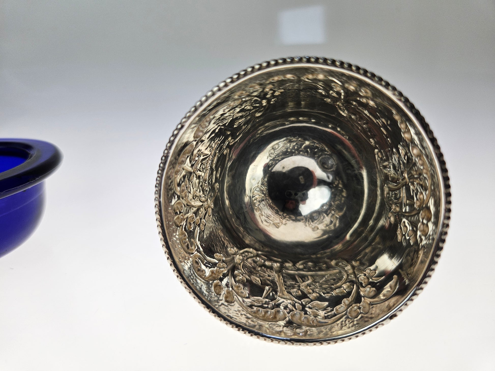 Antiek Zilveren Zoutvaatje met Kobaltblauw Glas - Ornate Driepoot