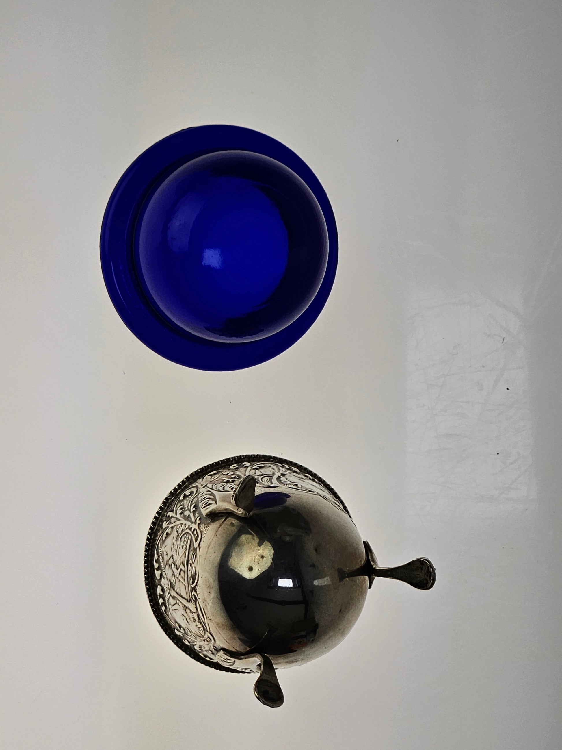 Antiek Zilveren Zoutvaatje met Kobaltblauw Glas - Ornate Driepoot