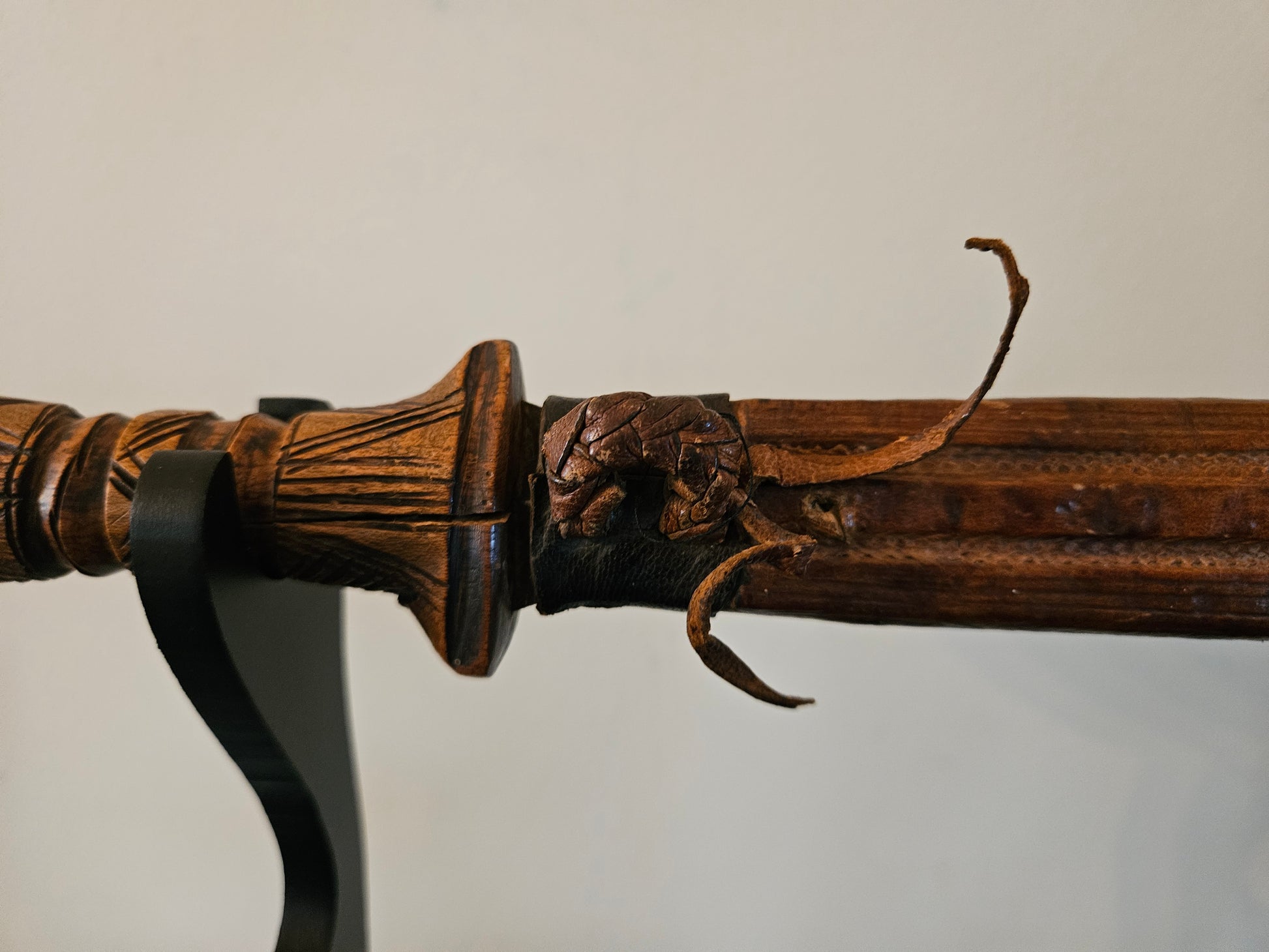 Antieke Afrikaanse Dolk met Lederen Schede | Authentiek 19e/20e-eeuws