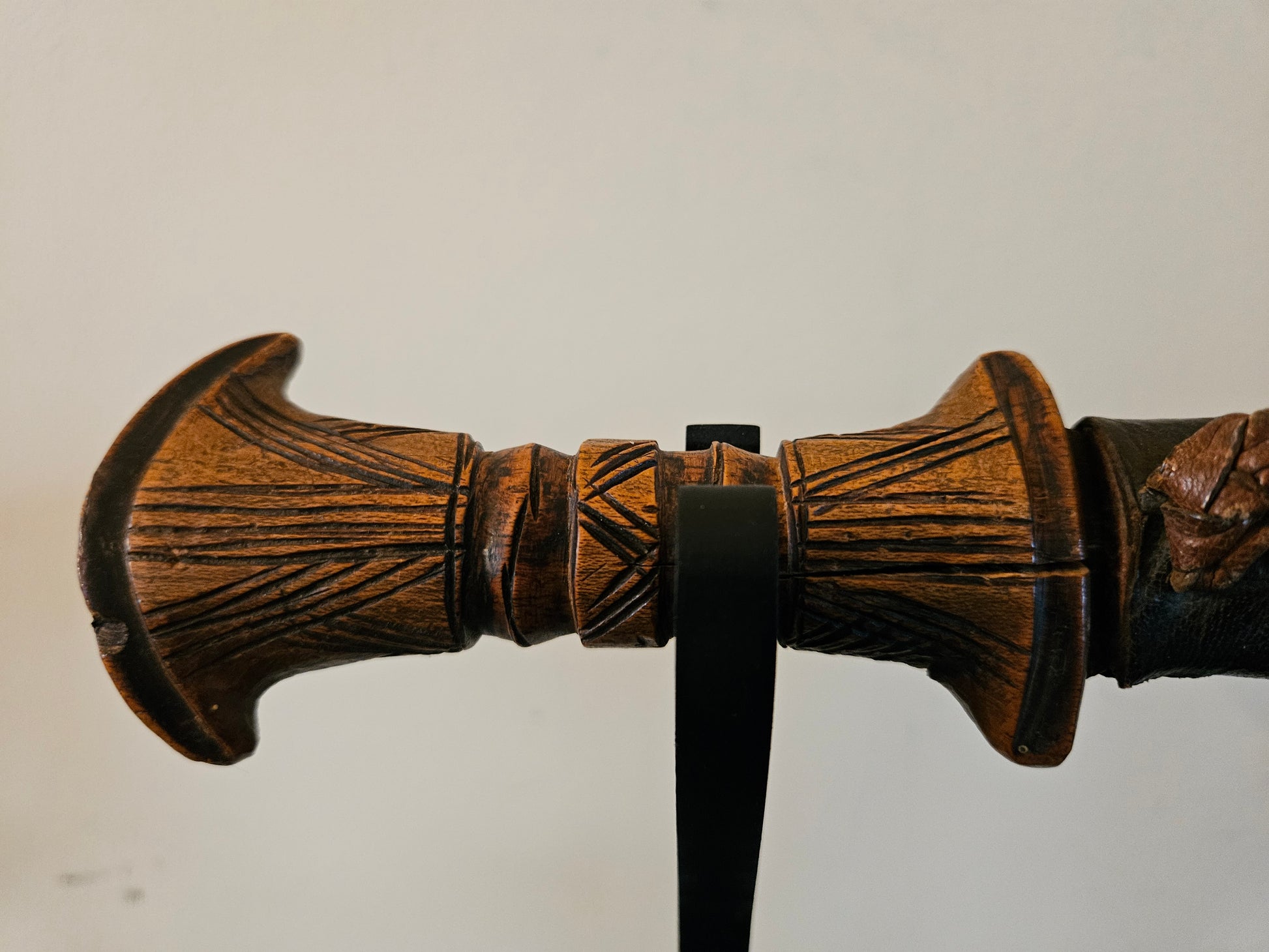 Antieke Afrikaanse Dolk met Lederen Schede | Authentiek 19e/20e-eeuws