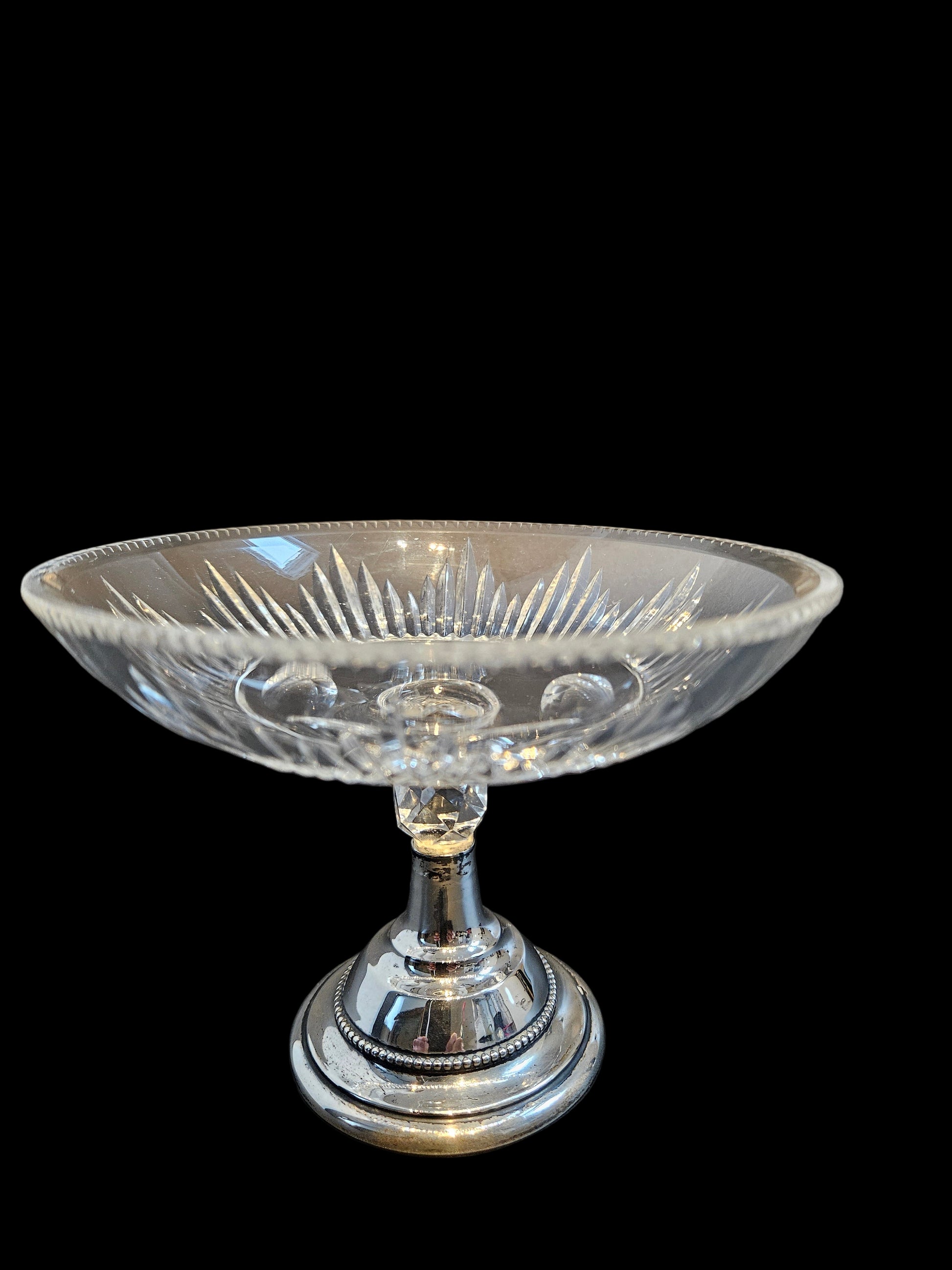Kristallen schaal op zilveren voet