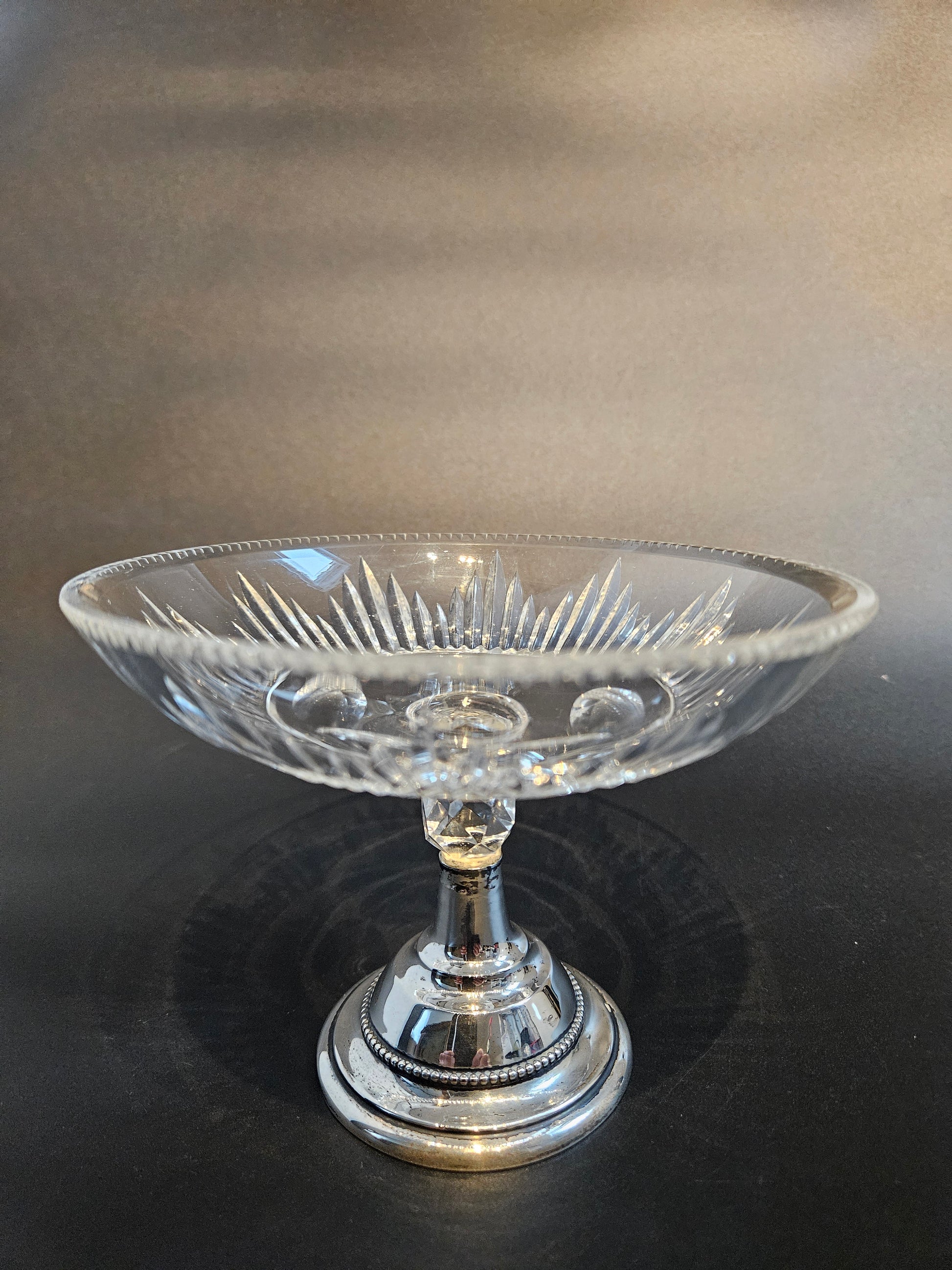 Kristallen schaal op zilveren voet