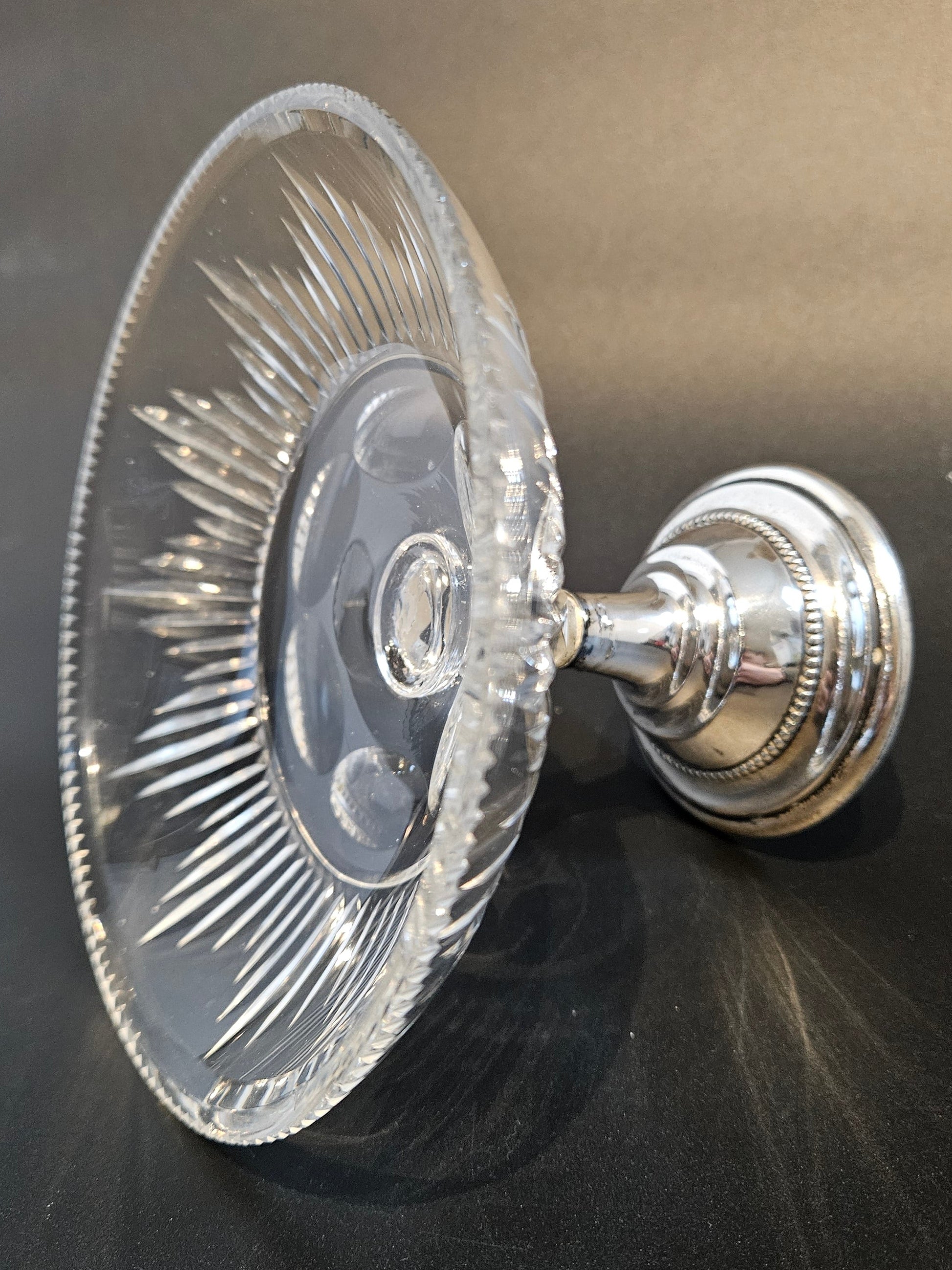 Kristallen schaal op zilveren voet