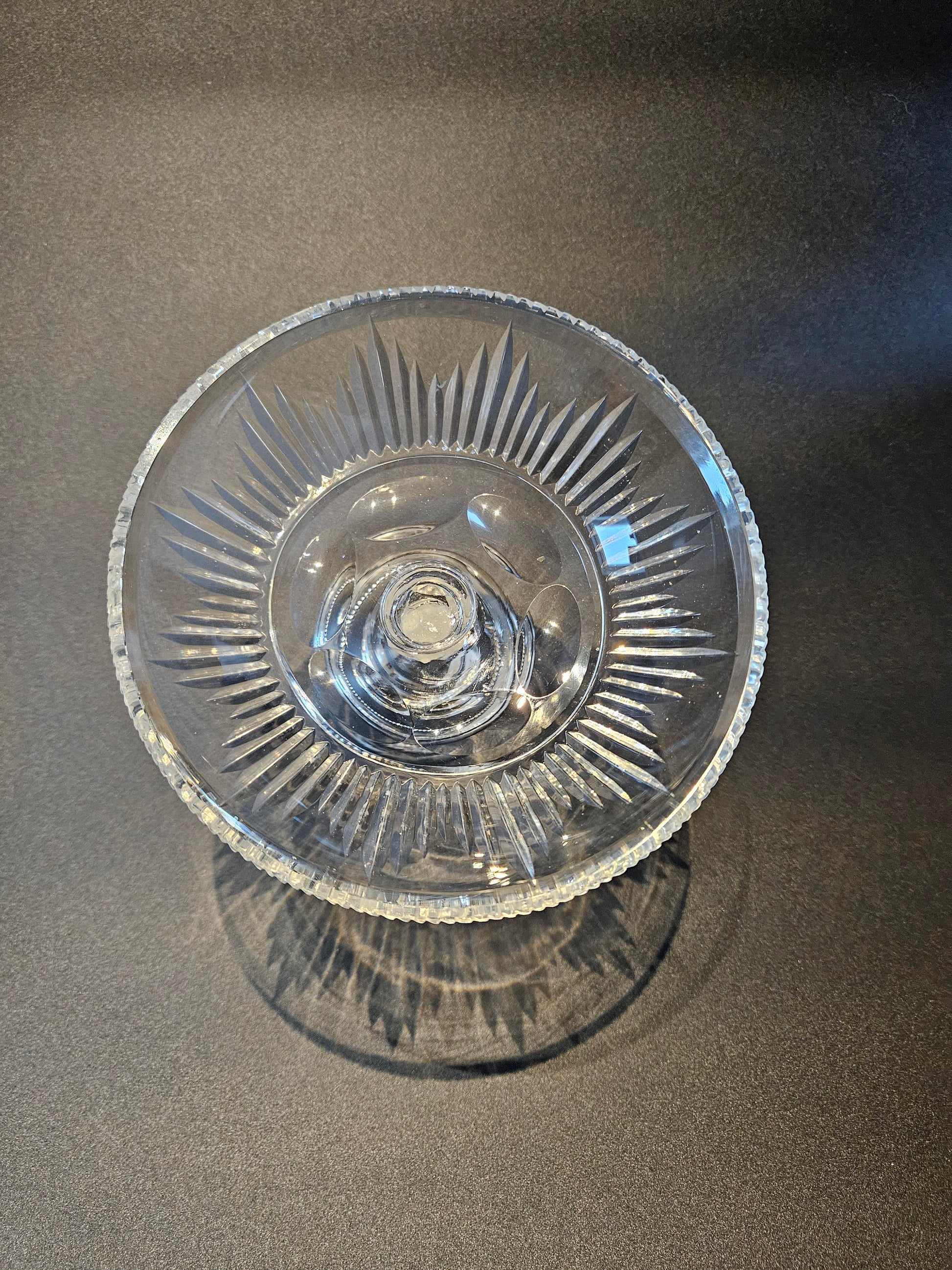 Kristallen schaal op zilveren voet