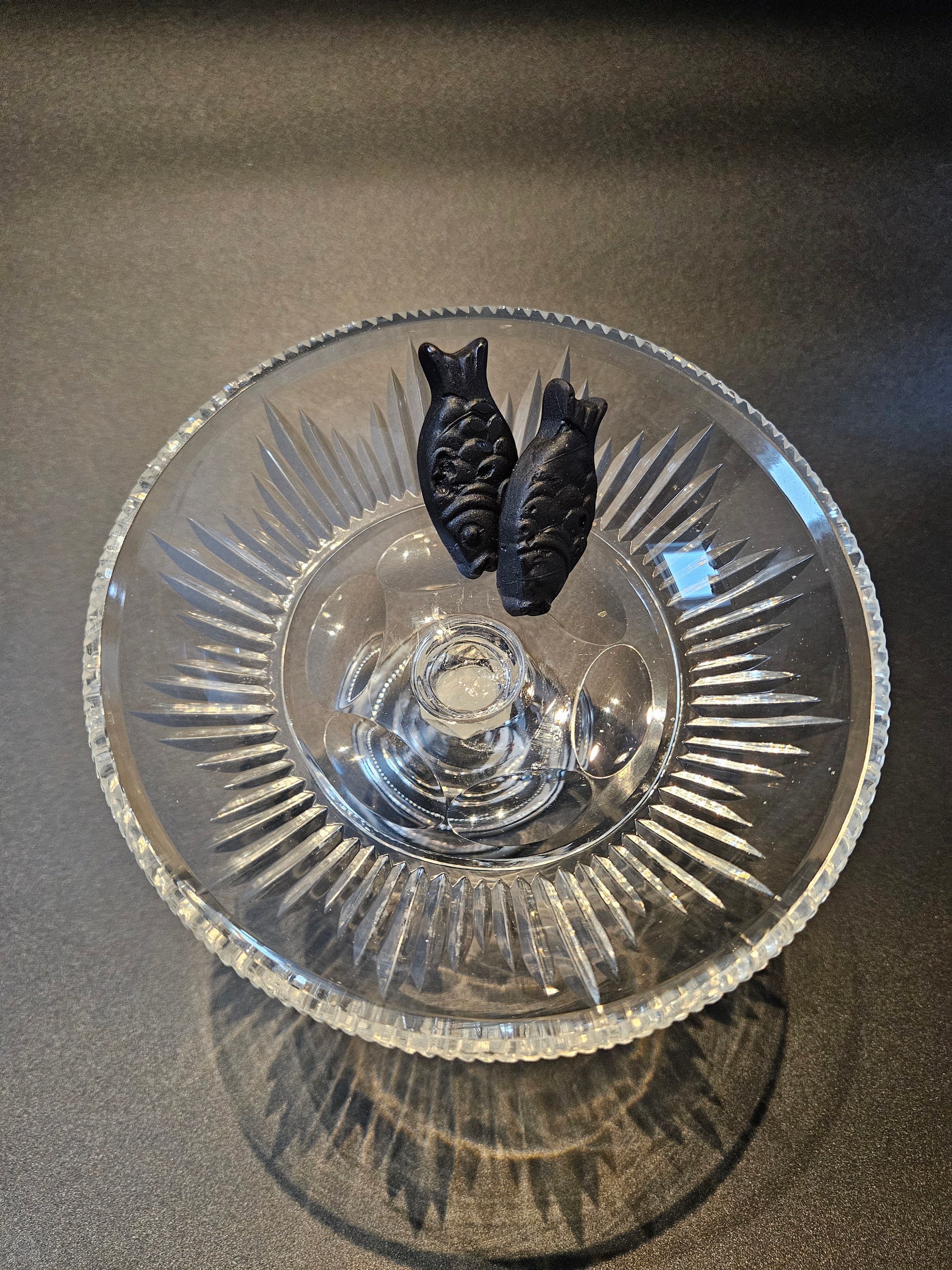 Kristallen schaal op zilveren voet