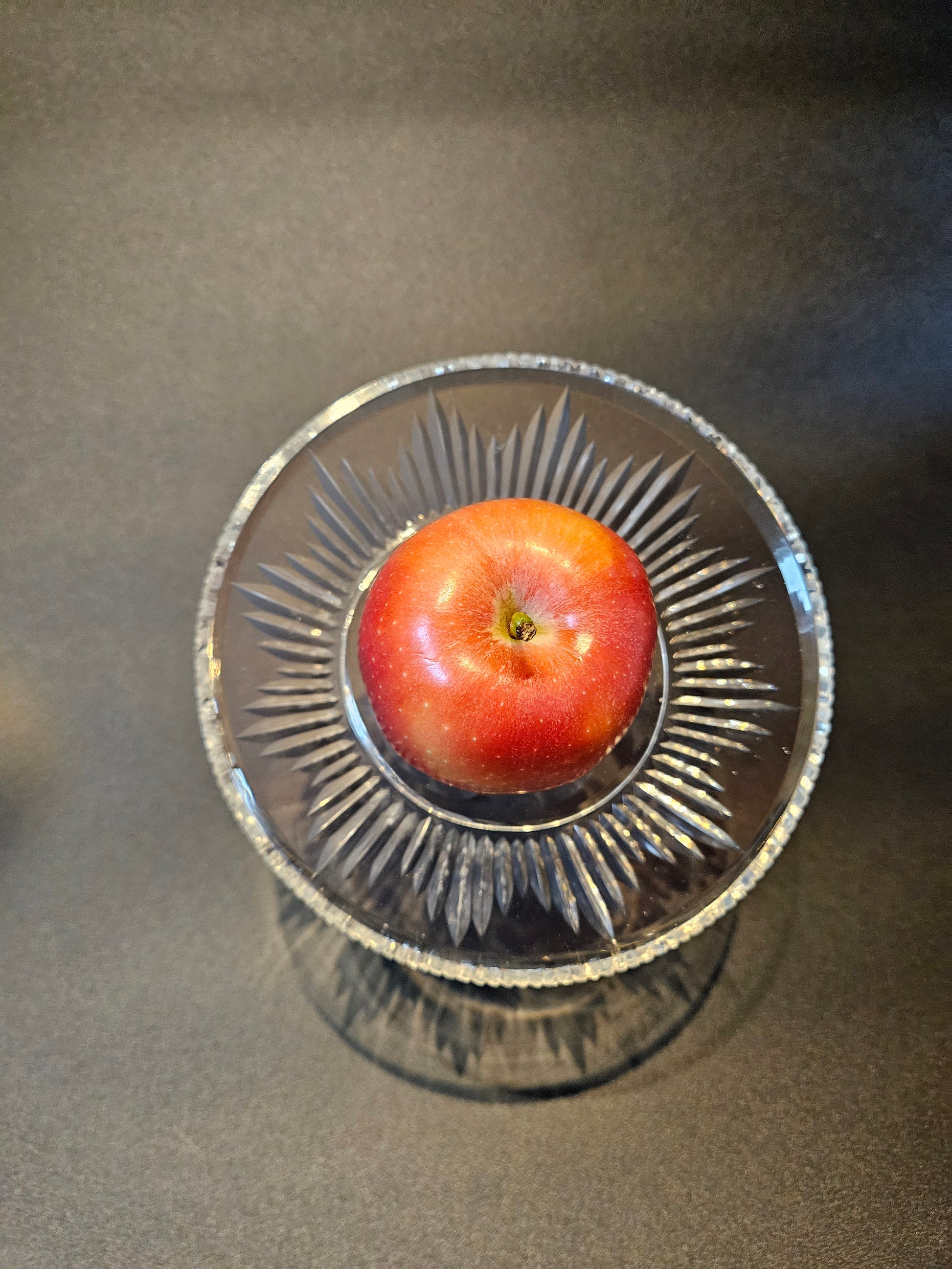 Kristallen schaal op zilveren voet