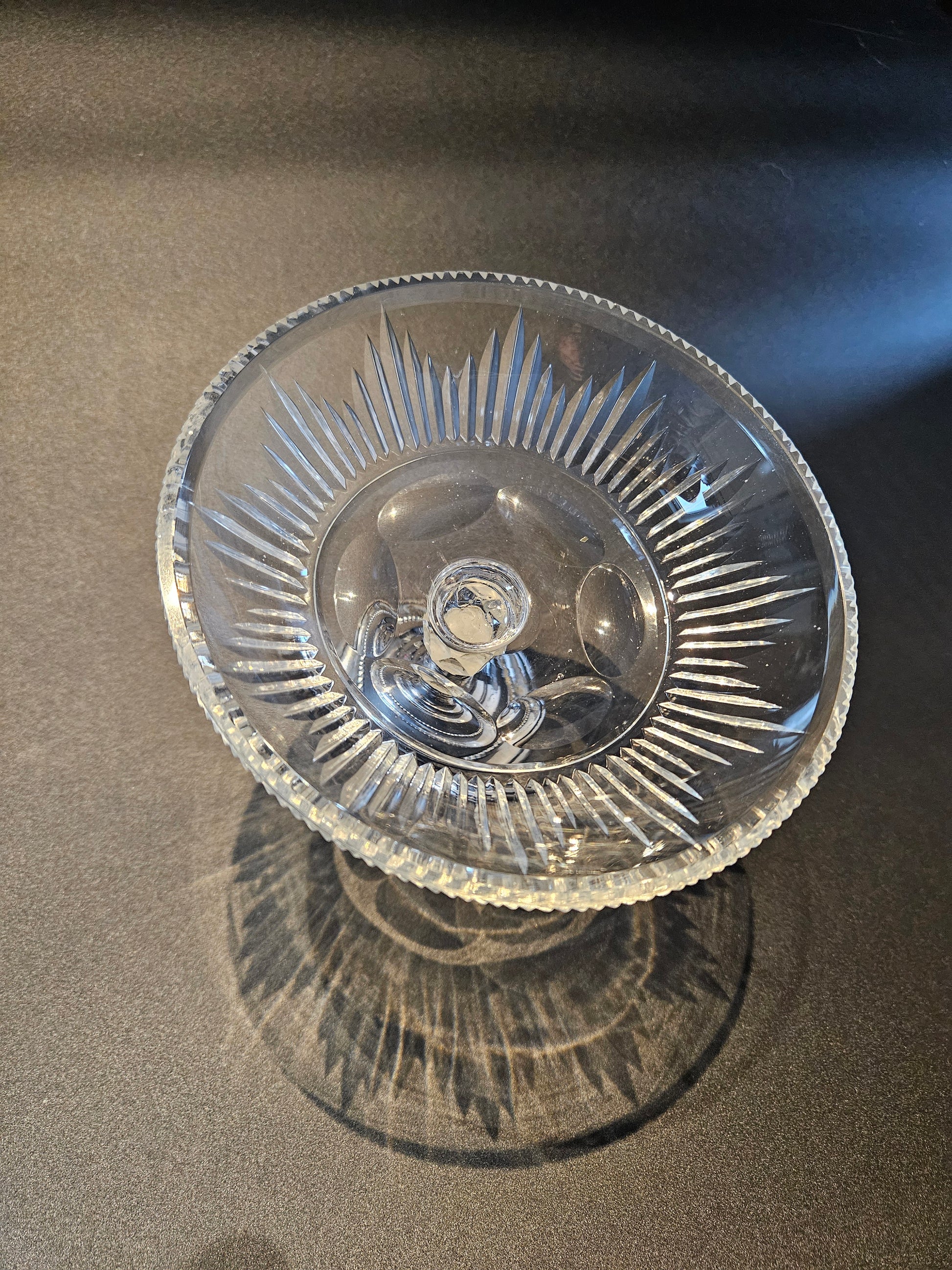 Kristallen schaal op zilveren voet