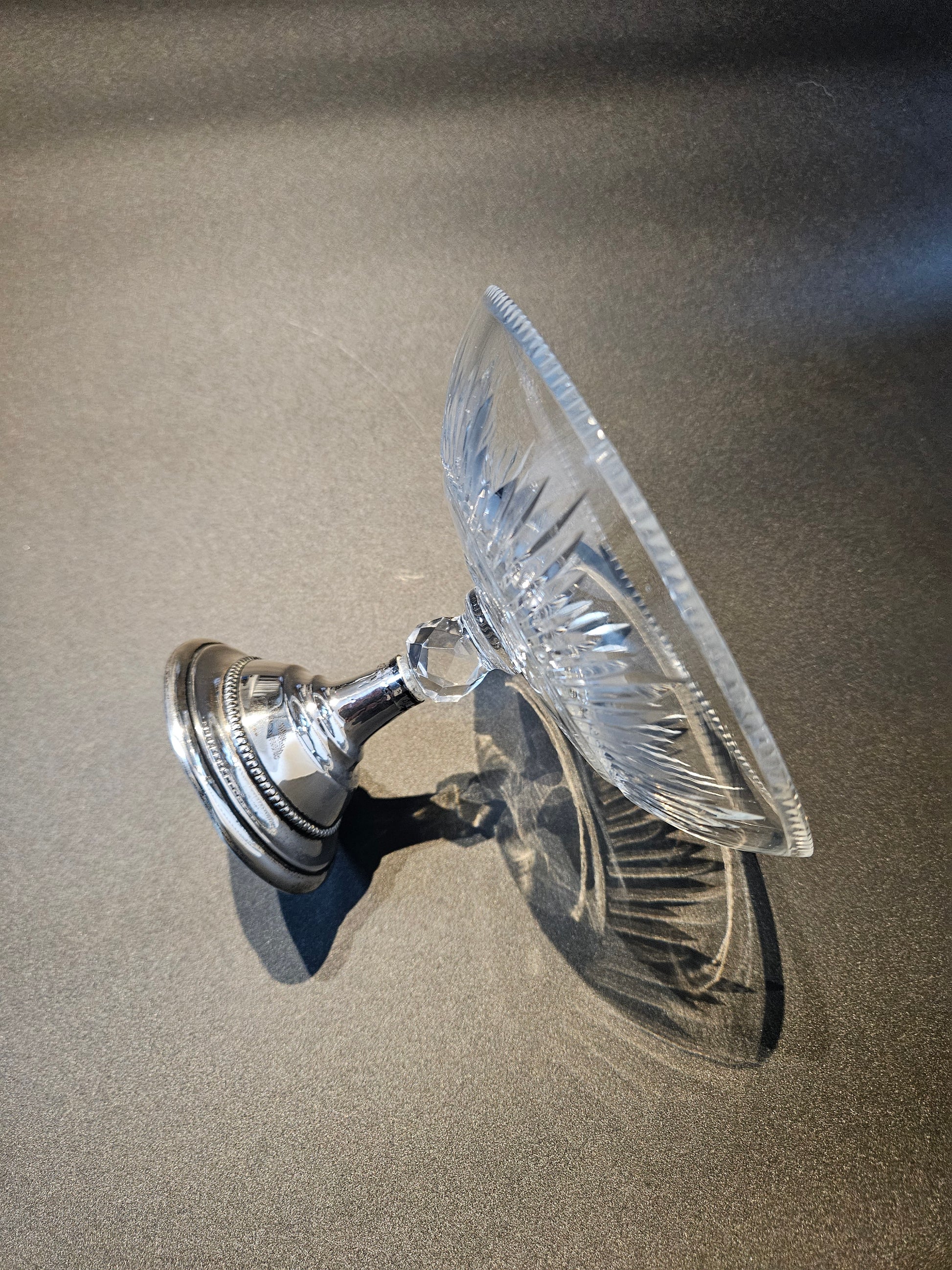 Kristallen schaal op zilveren voet