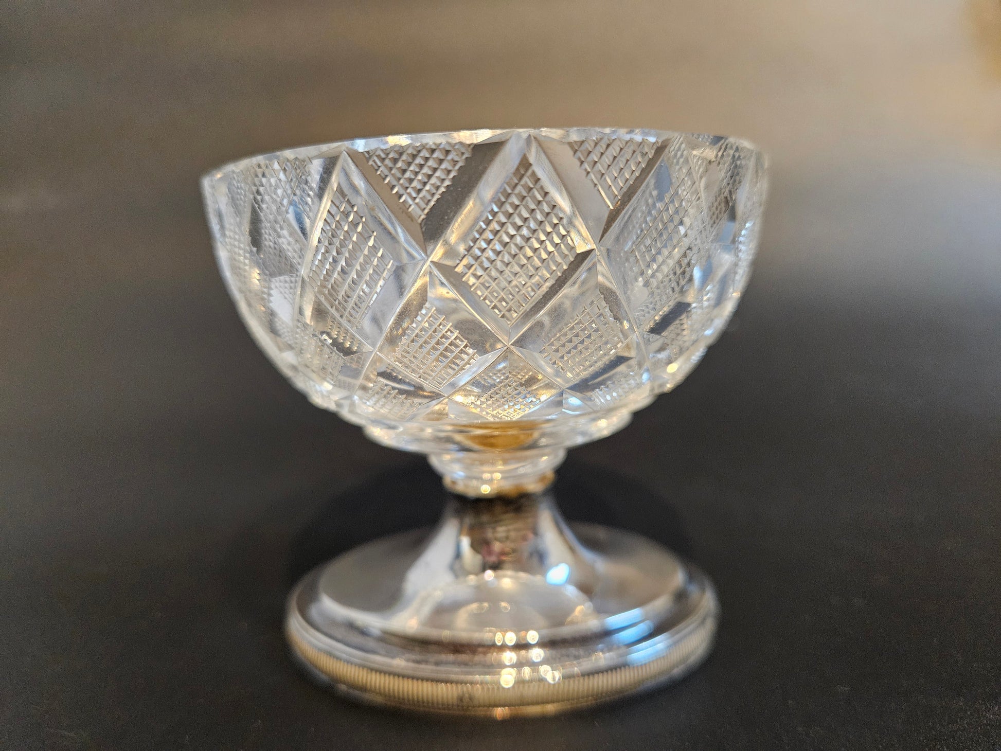 Kristallen schaaltje op zilveren voet