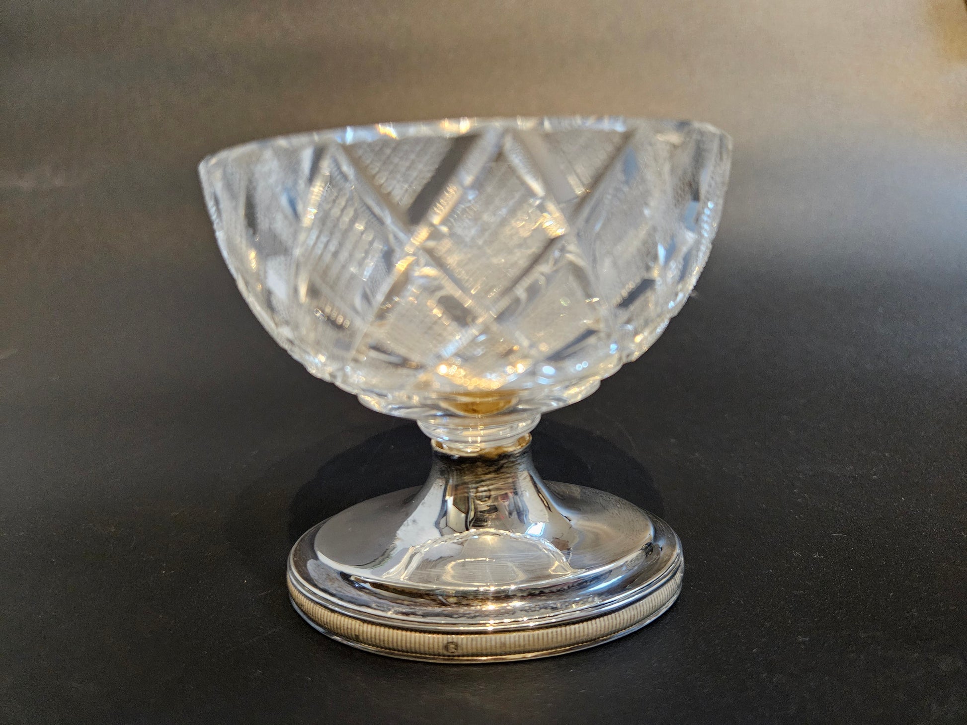 Kristallen schaaltje op zilveren voet