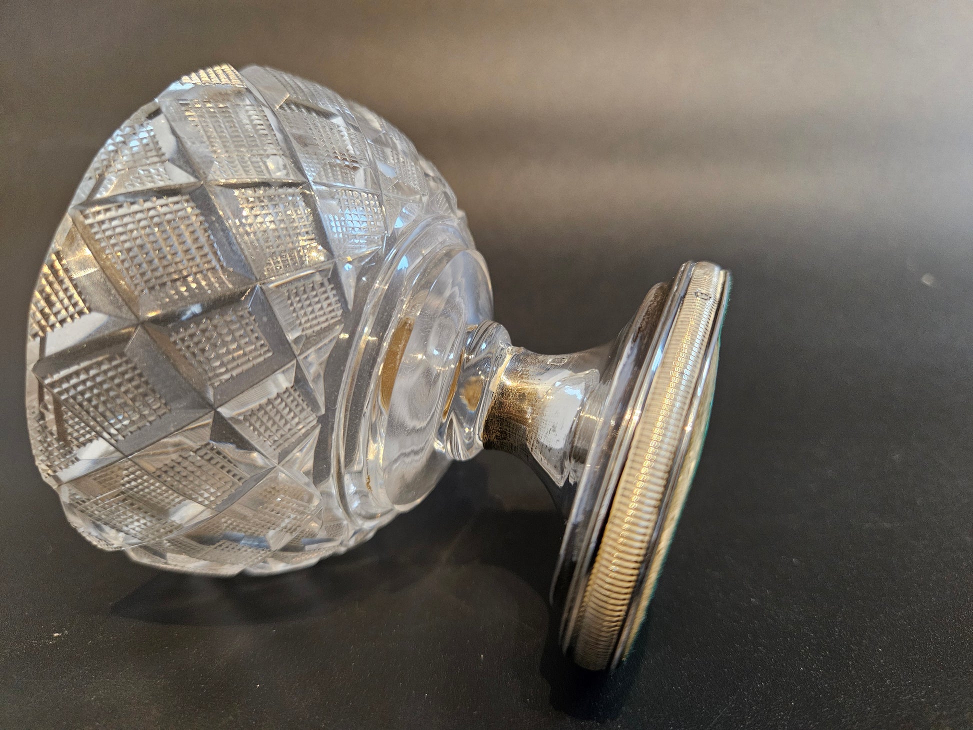 Kristallen schaaltje op zilveren voet