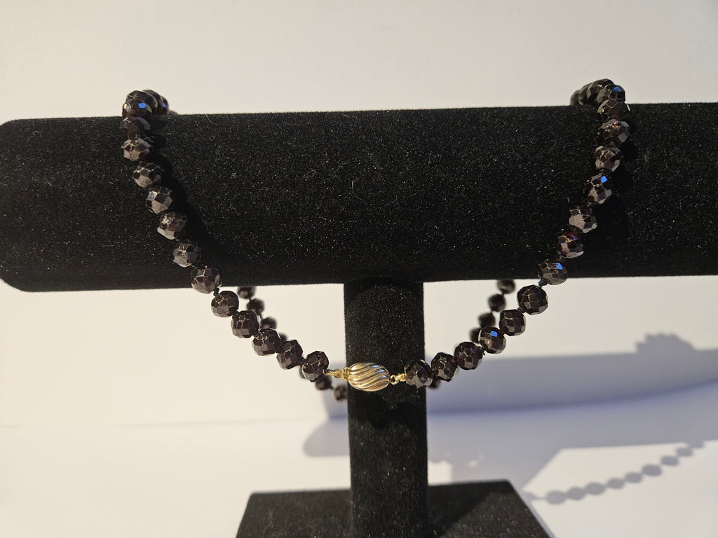 Antieke granaten ketting met 14 karaats gouden bolslot