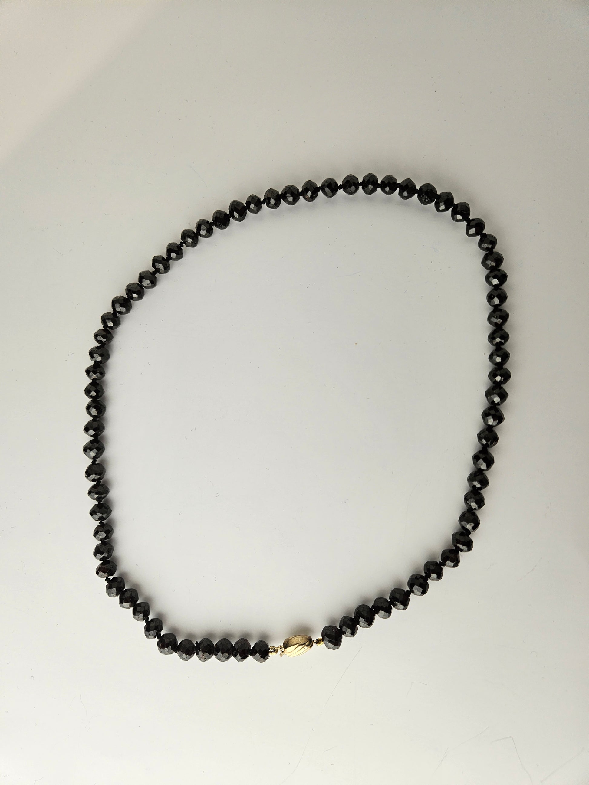 Antieke granaten ketting met 14 karaats gouden bolslot