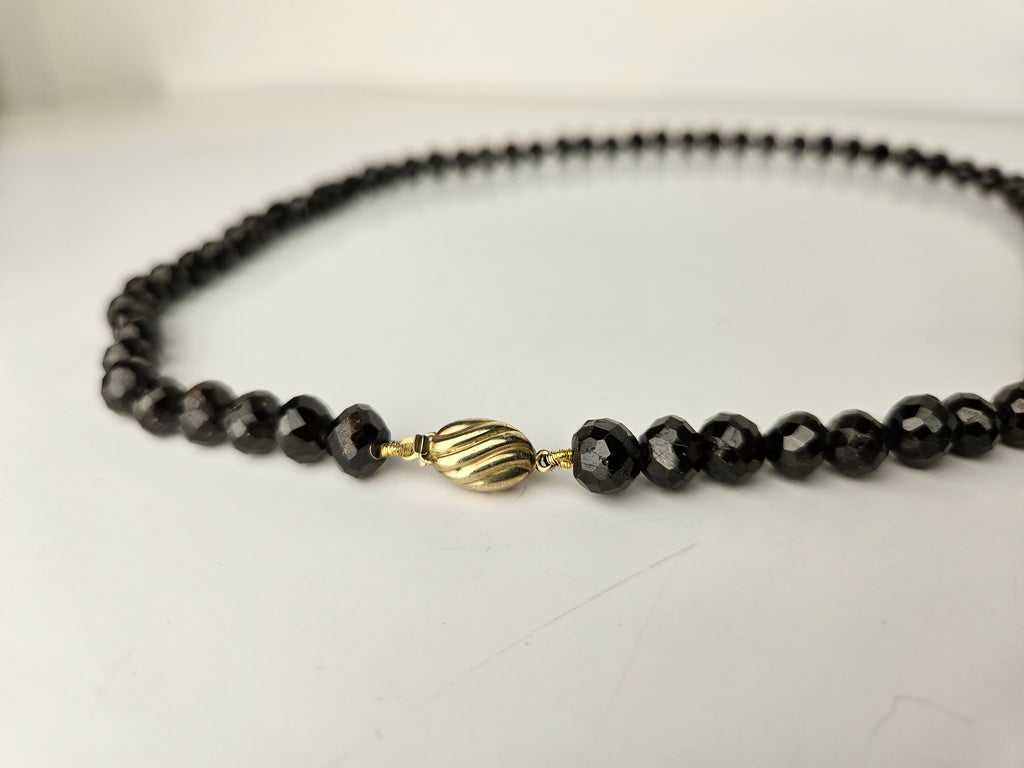 Antieke granaten ketting met 14 karaats gouden bolslot