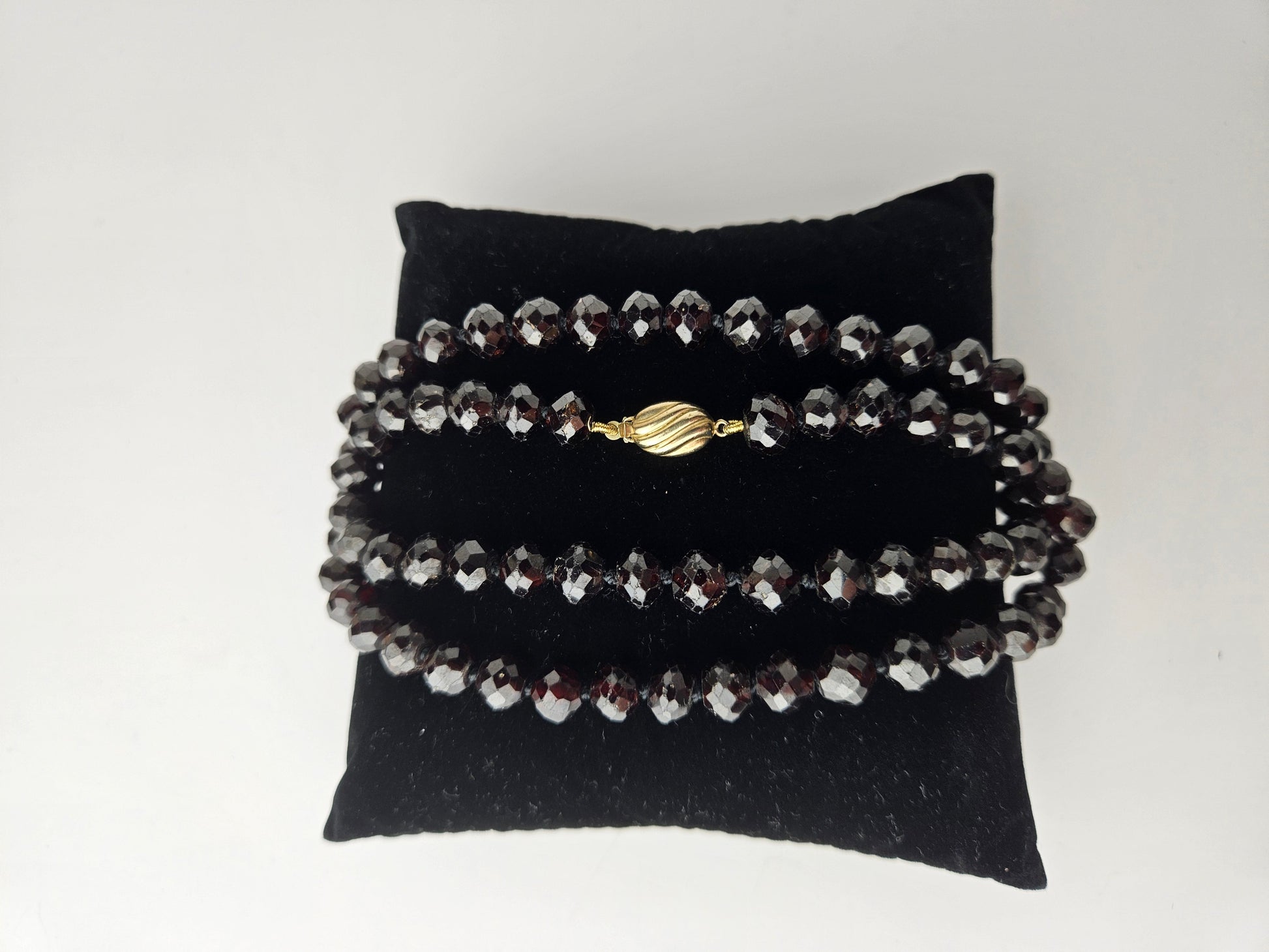 Antieke granaten ketting met 14 karaats gouden bolslot