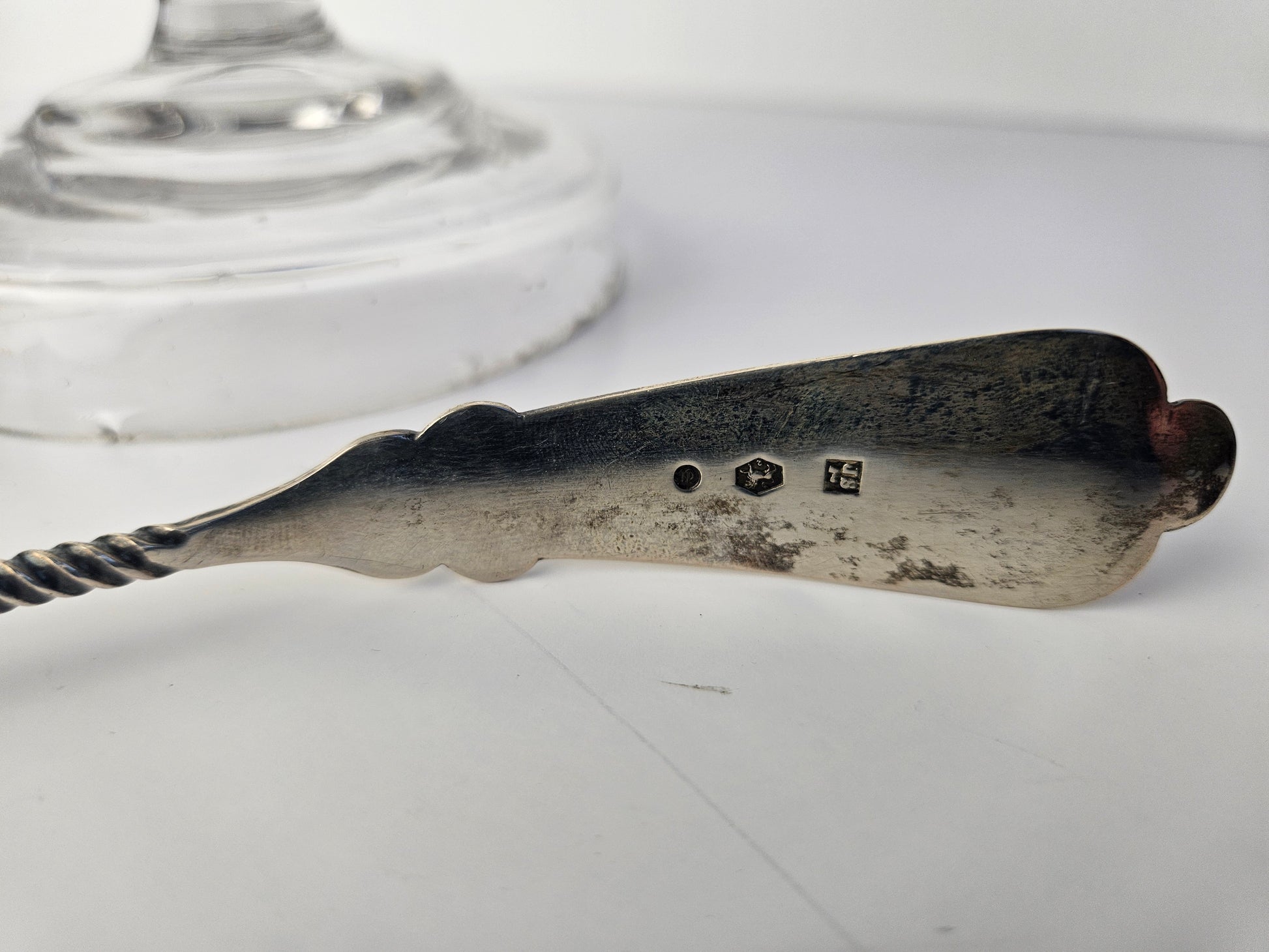 Kristallen bowlpot met deksel en Zilveren lepel – klassiek tafelobject – ca. 30 cm