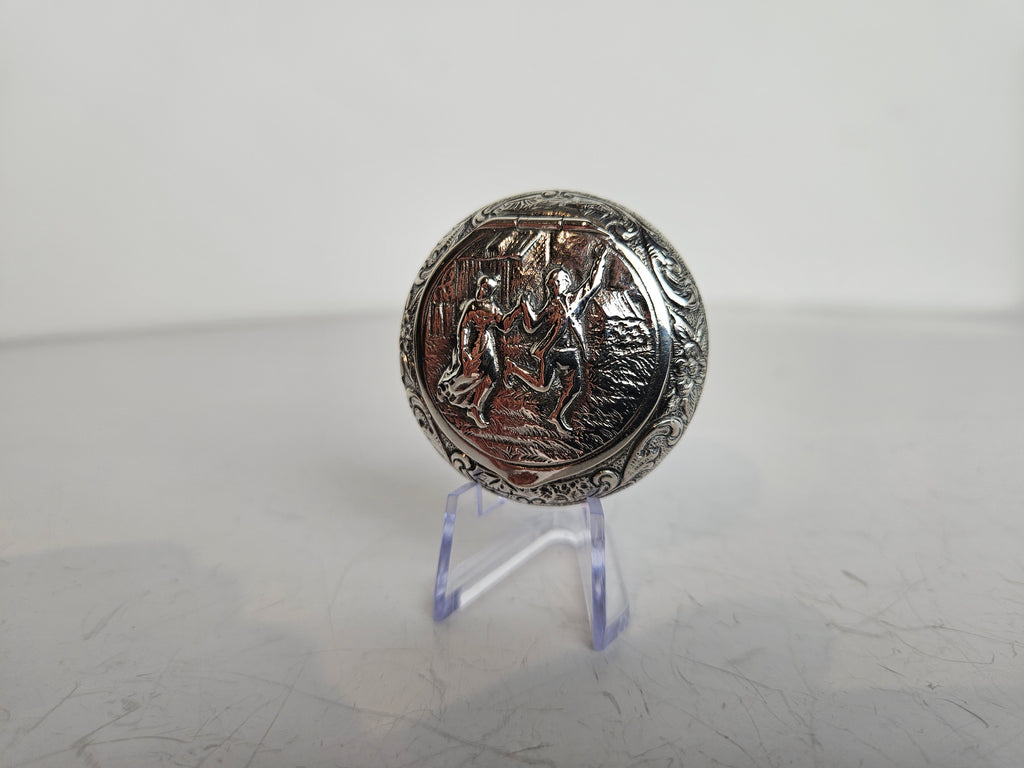 Antiek zilveren doosje met huwelijksvoorstelling