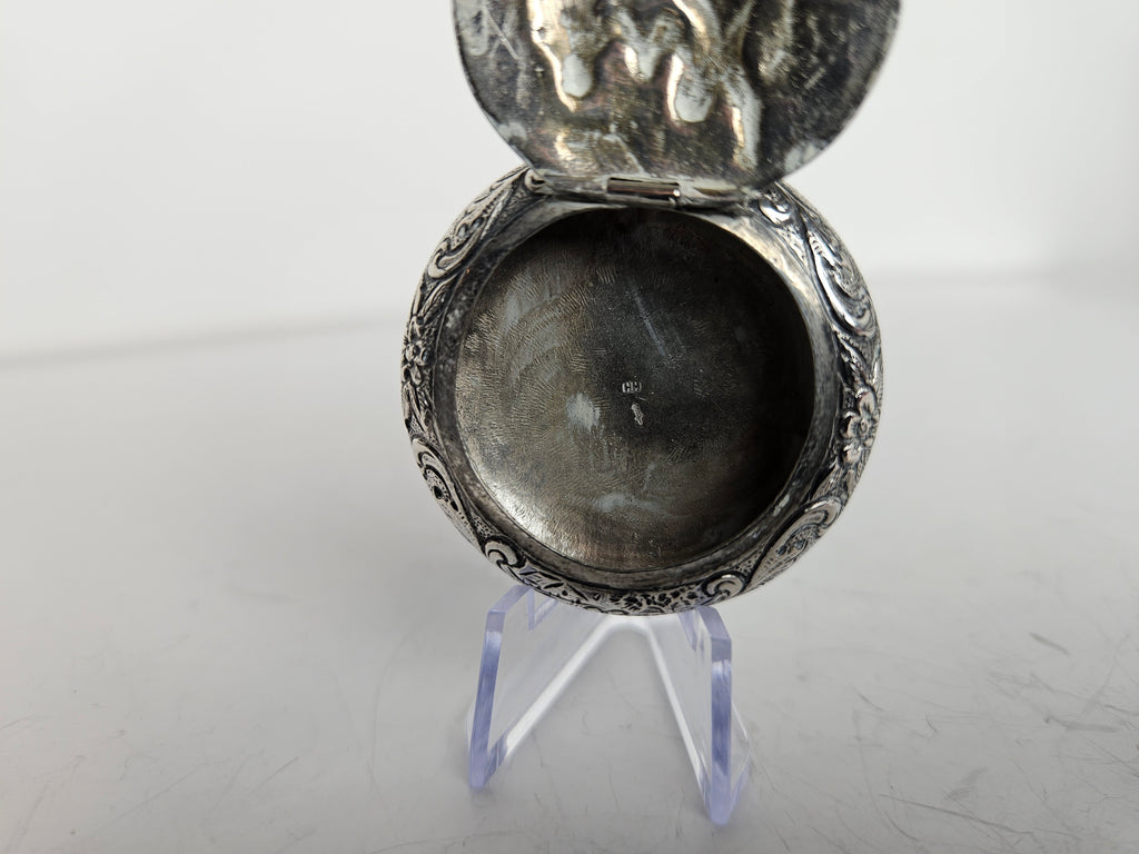 Antiek zilveren doosje met huwelijksvoorstelling