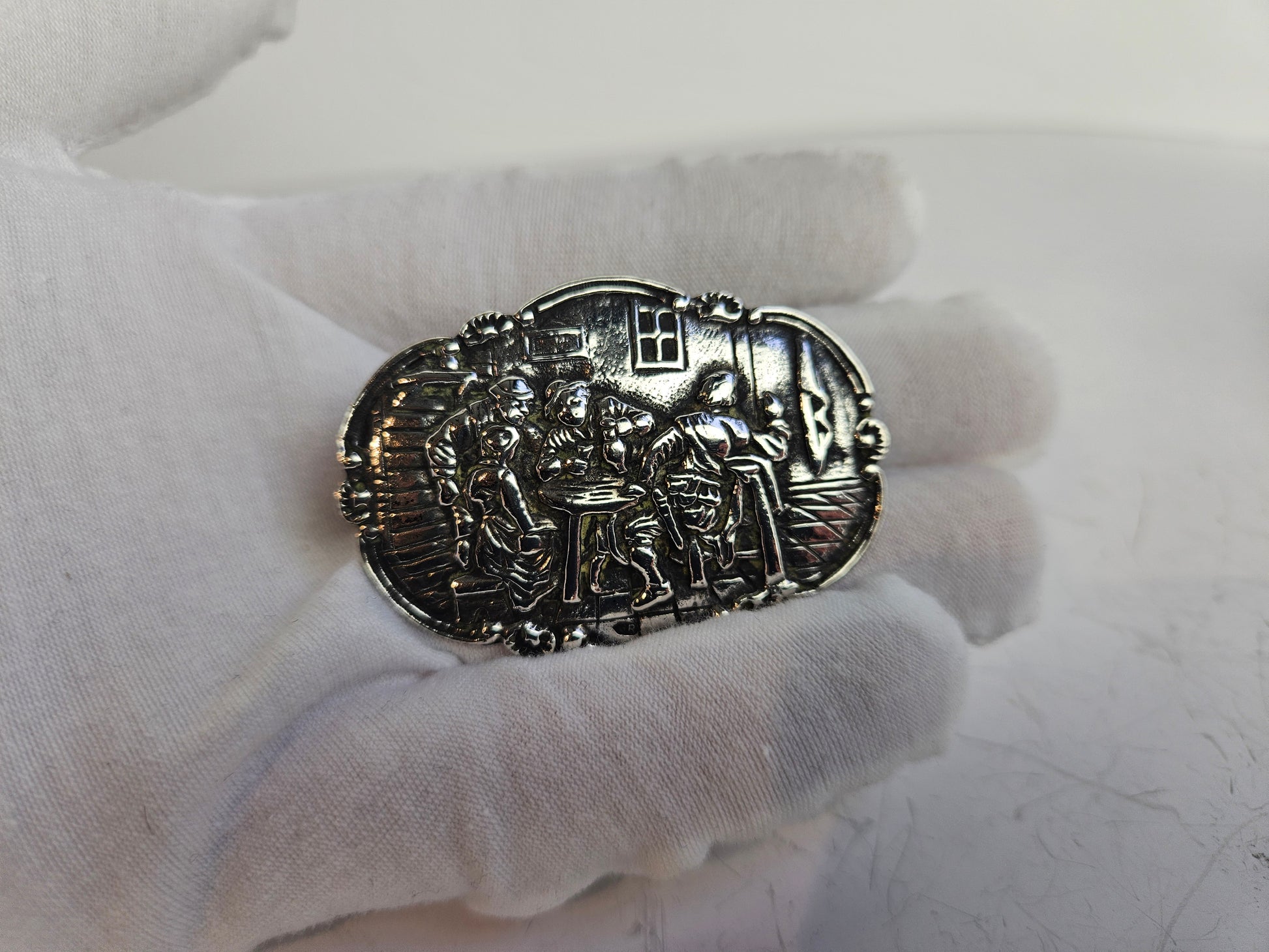 Antieke zilveren broche met herbergtafereel – ca. begin 20e eeuw