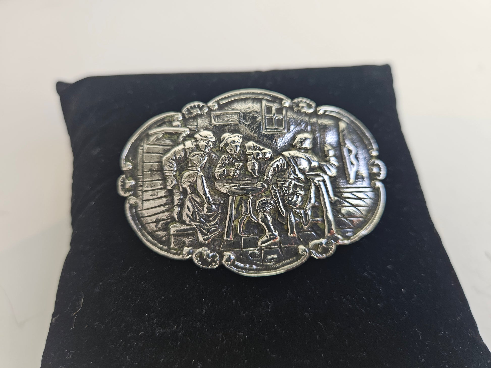 Antieke zilveren broche met herbergtafereel – ca. begin 20e eeuw