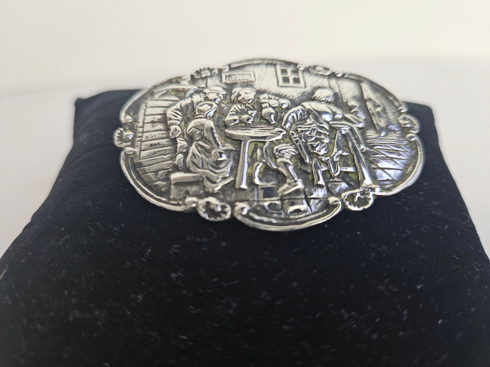 Antieke zilveren broche met herbergtafereel – ca. begin 20e eeuw