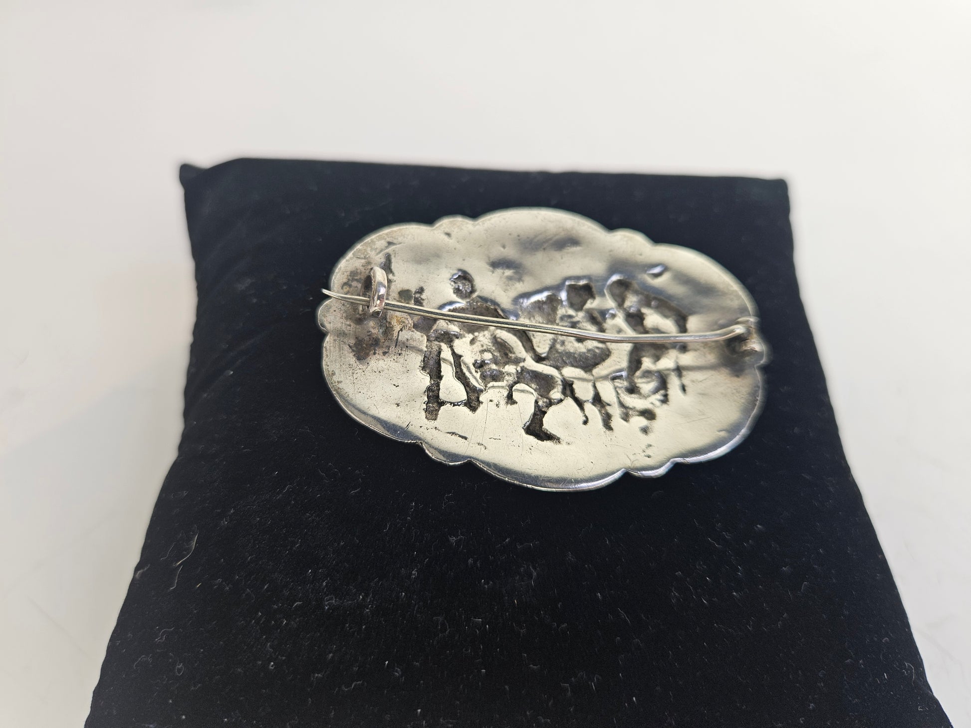 Antieke zilveren broche met herbergtafereel – ca. begin 20e eeuw