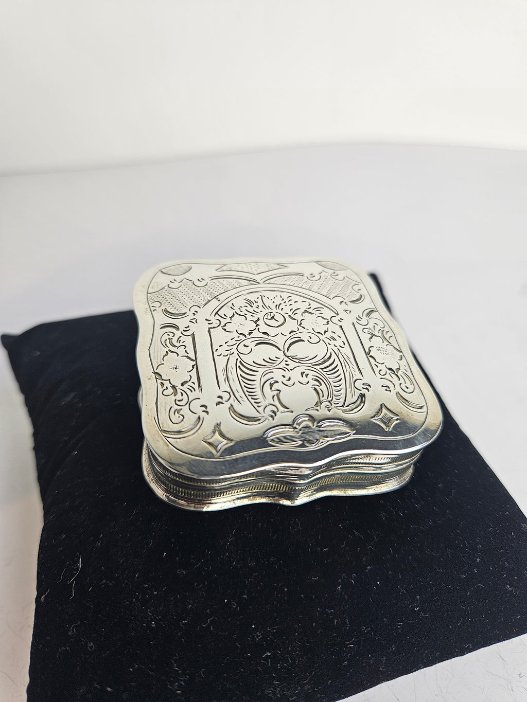 Antieke Zilveren Pepermuntdoosje | Rijk Gegraveerd Rococo of Biedermeier Decor