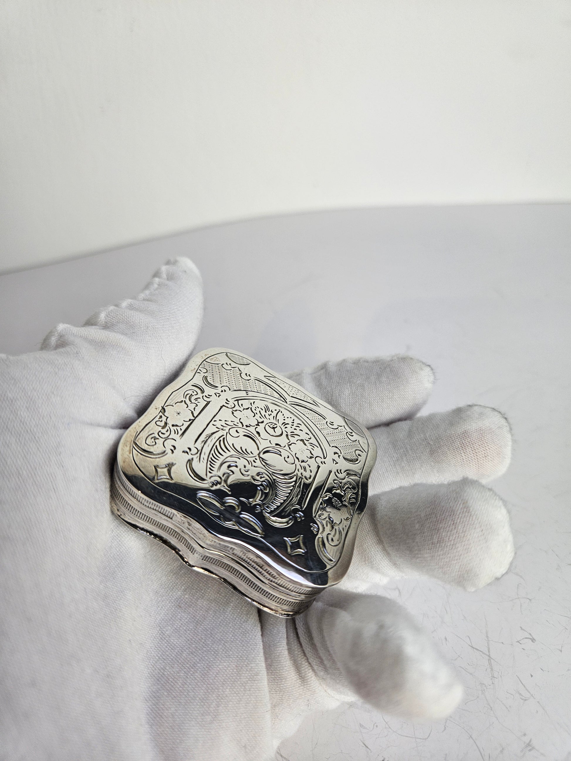 Antieke Zilveren Pepermuntdoosje | Rijk Gegraveerd Rococo of Biedermeier Decor