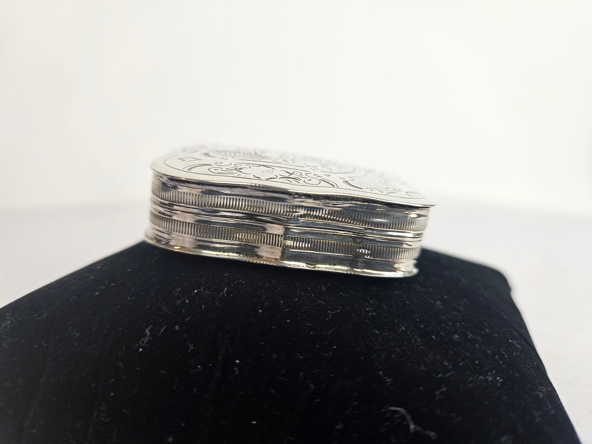 Antieke Zilveren Pepermuntdoosje | Rijk Gegraveerd Rococo of Biedermeier Decor