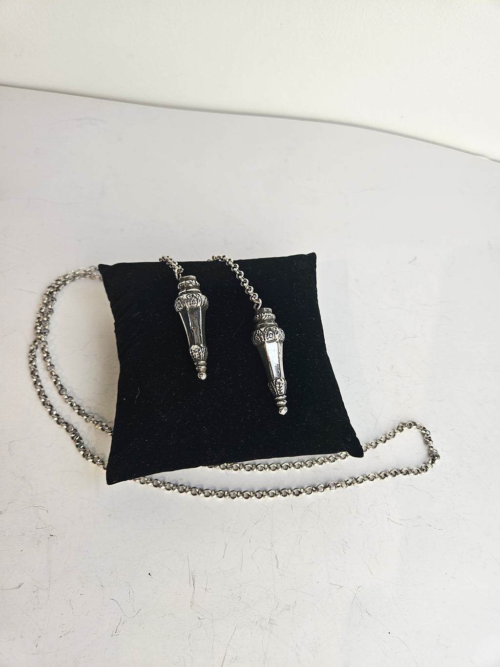 Antieke Zilveren Breipenbeschermers aan Sierlijke Jasseronketting