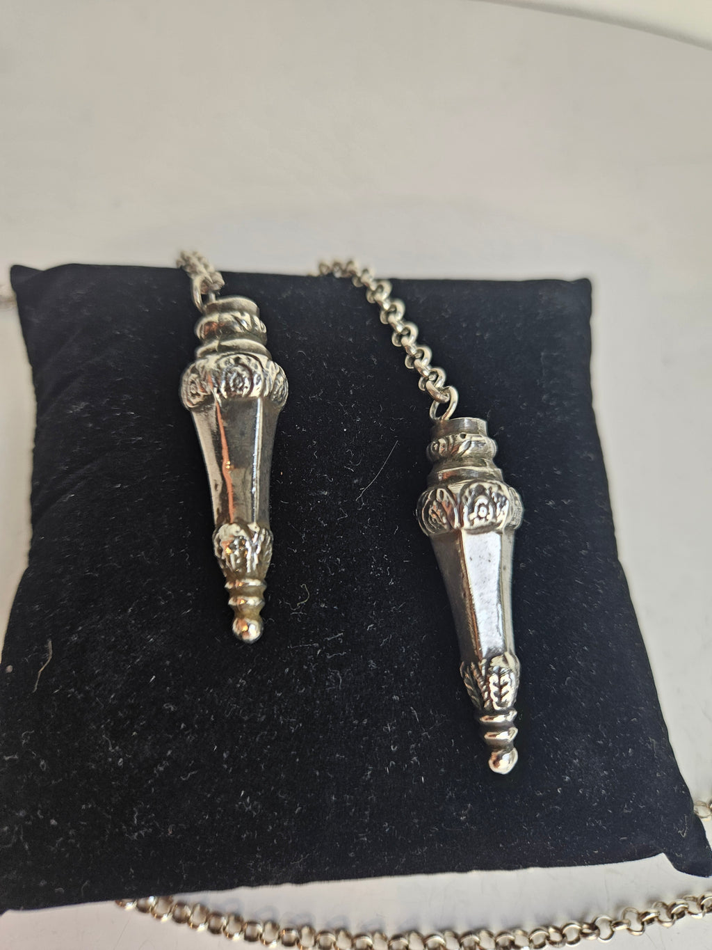 Antieke Zilveren Breipenbeschermers aan Sierlijke Jasseronketting