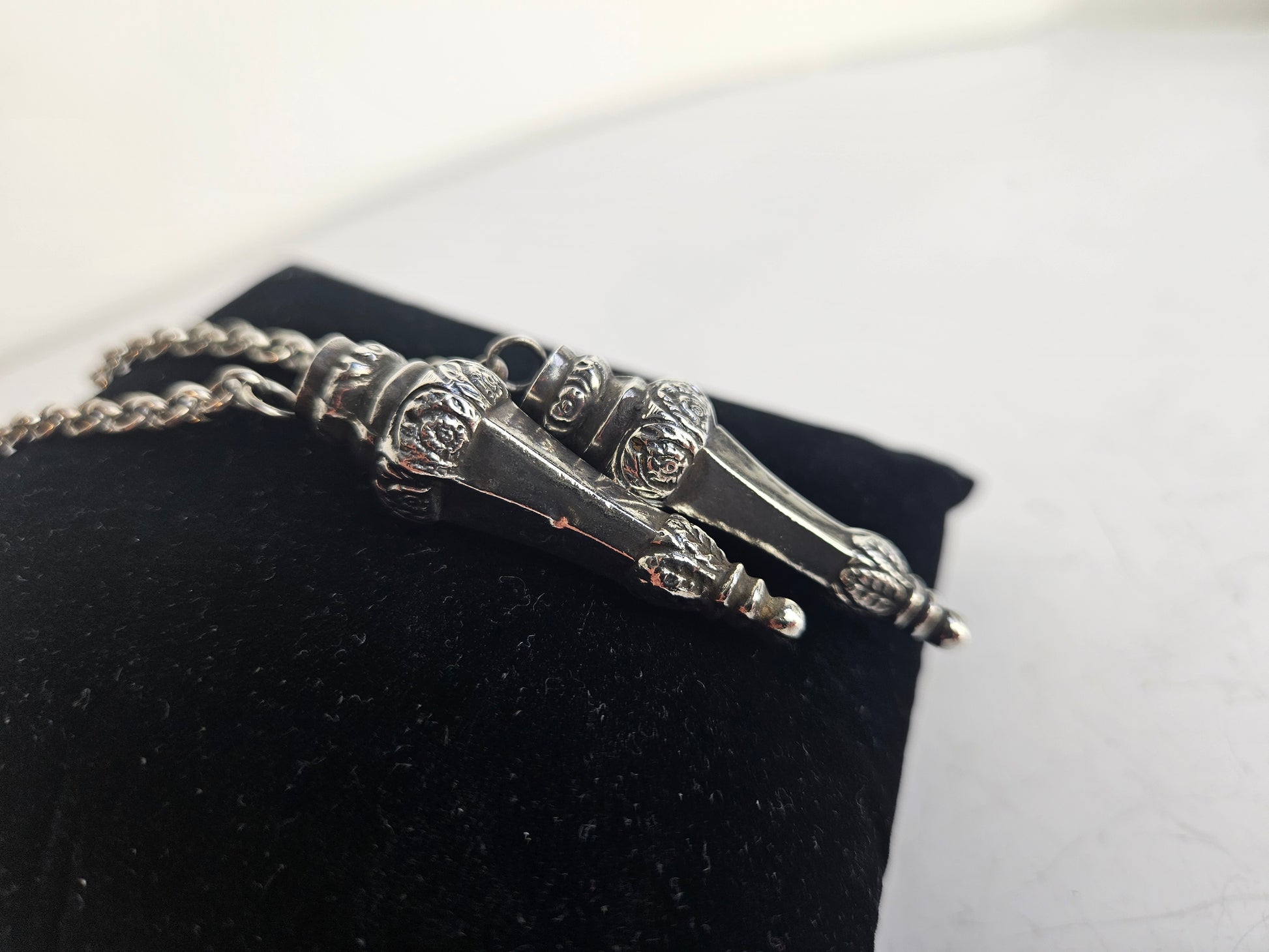 Antieke Zilveren Breipenbeschermers aan Sierlijke Jasseronketting