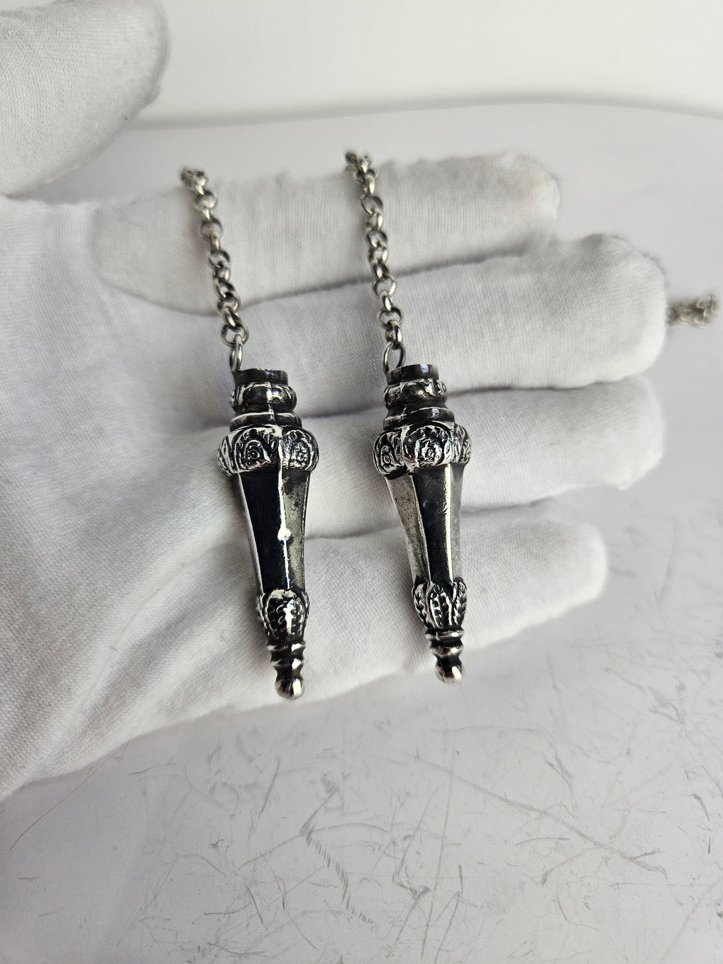 Antieke Zilveren Breipenbeschermers aan Sierlijke Jasseronketting