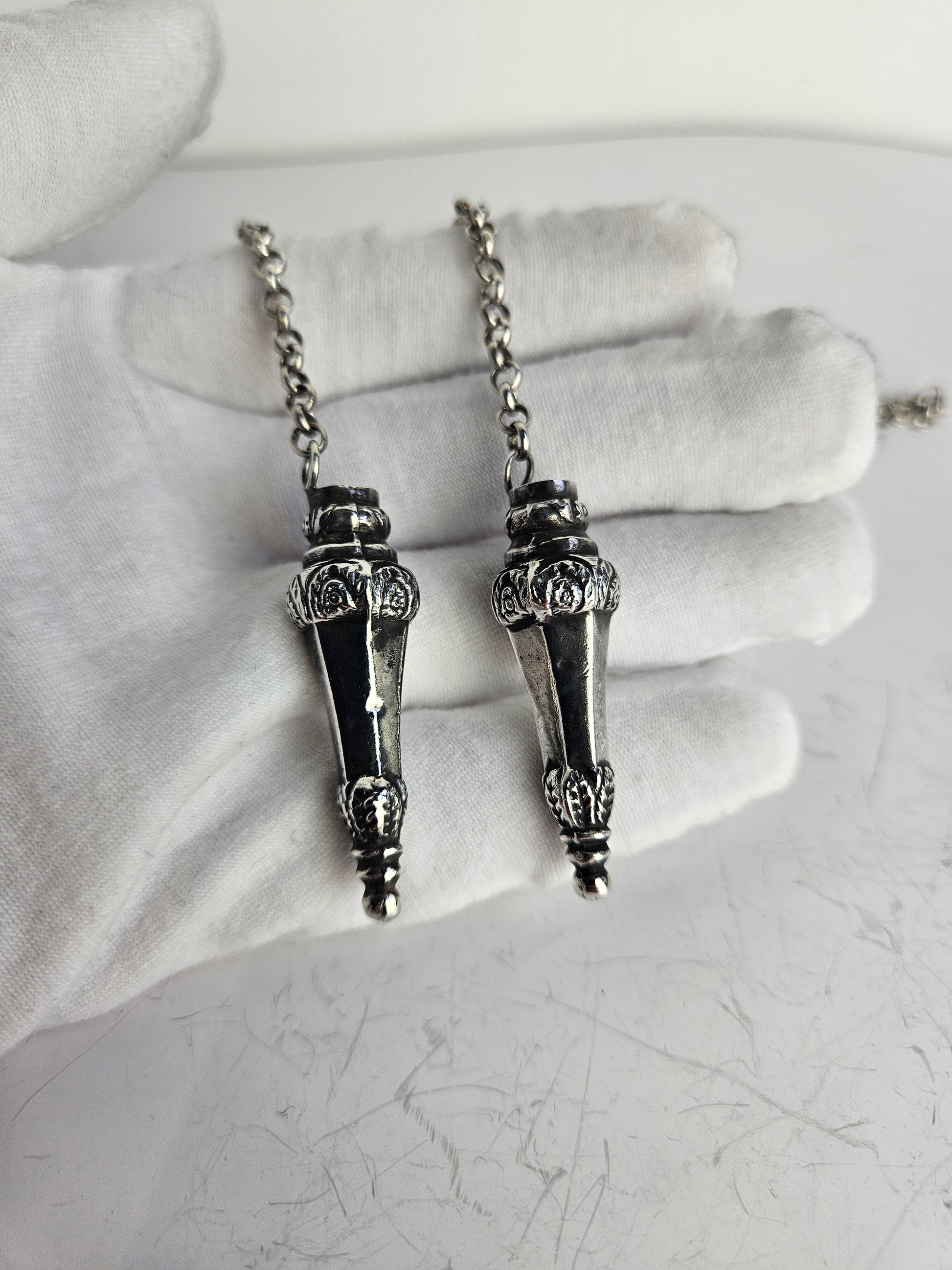 Antieke Zilveren Breipenbeschermers aan Sierlijke Jasseronketting