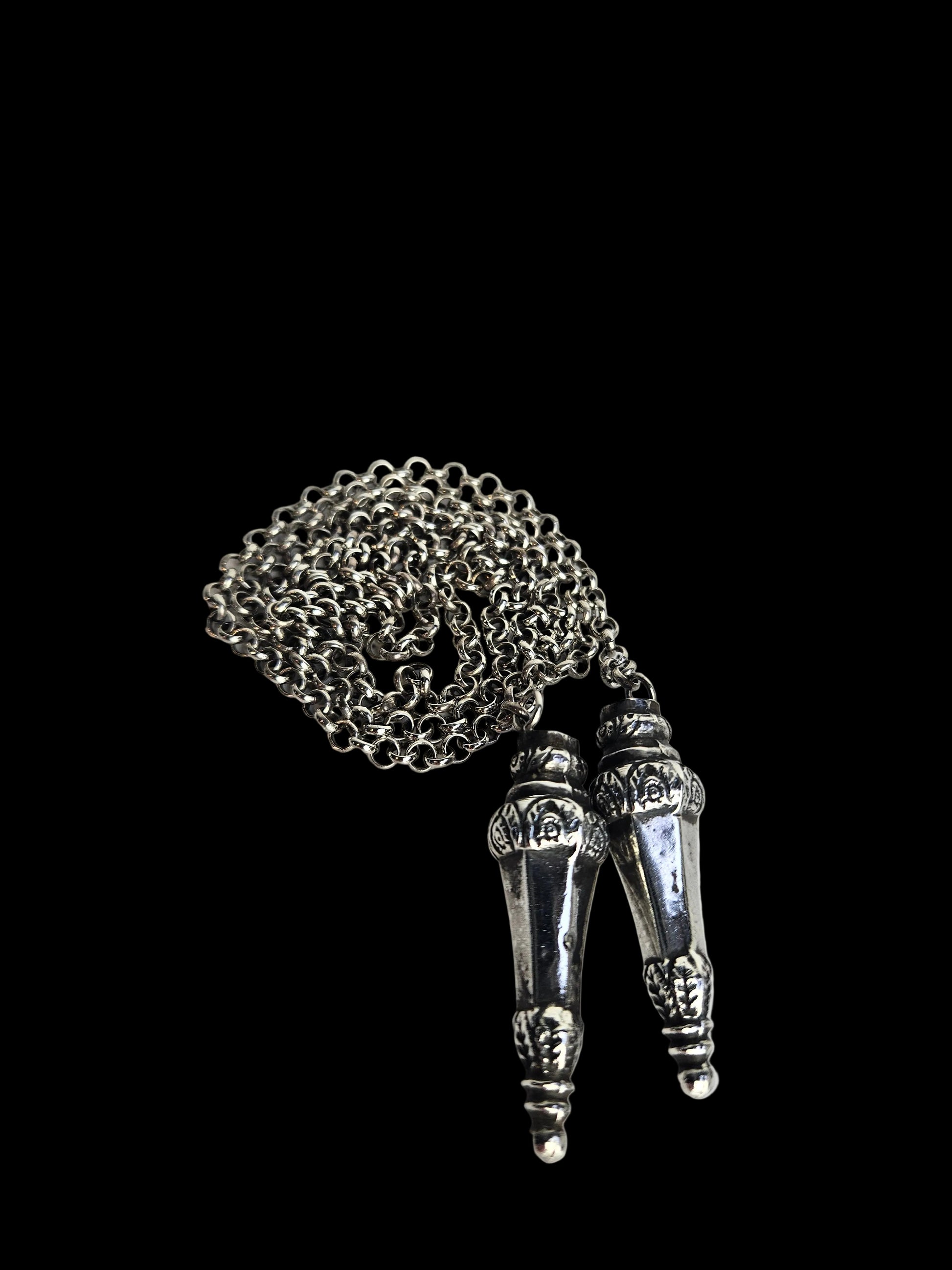 Antieke Zilveren Breipenbeschermers aan Sierlijke Jasseronketting