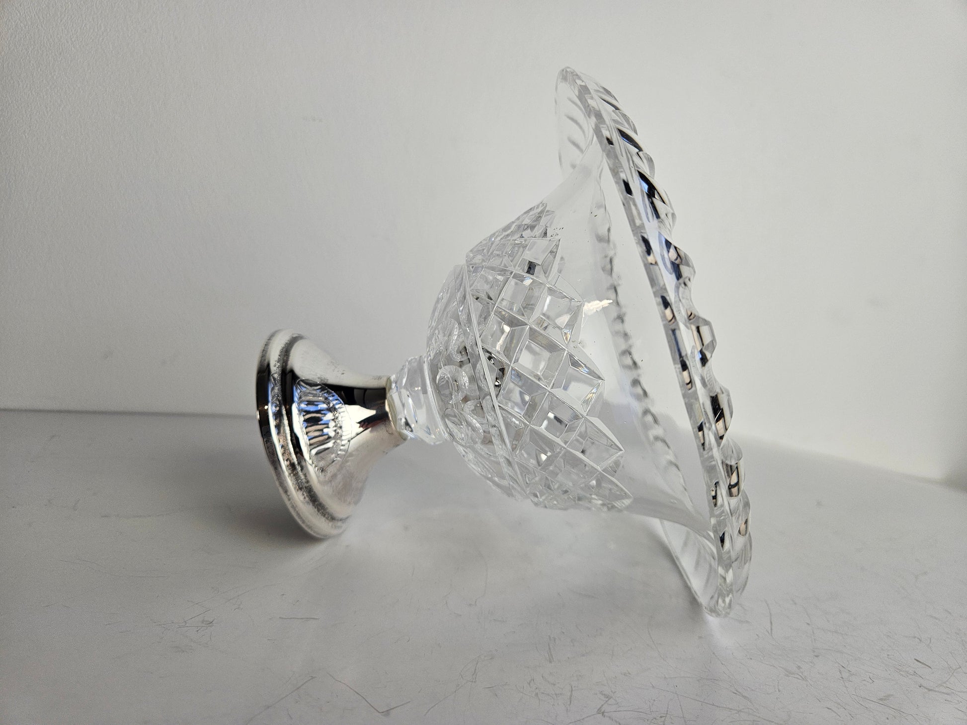 Antieke zilveren voet met kristallen schaal