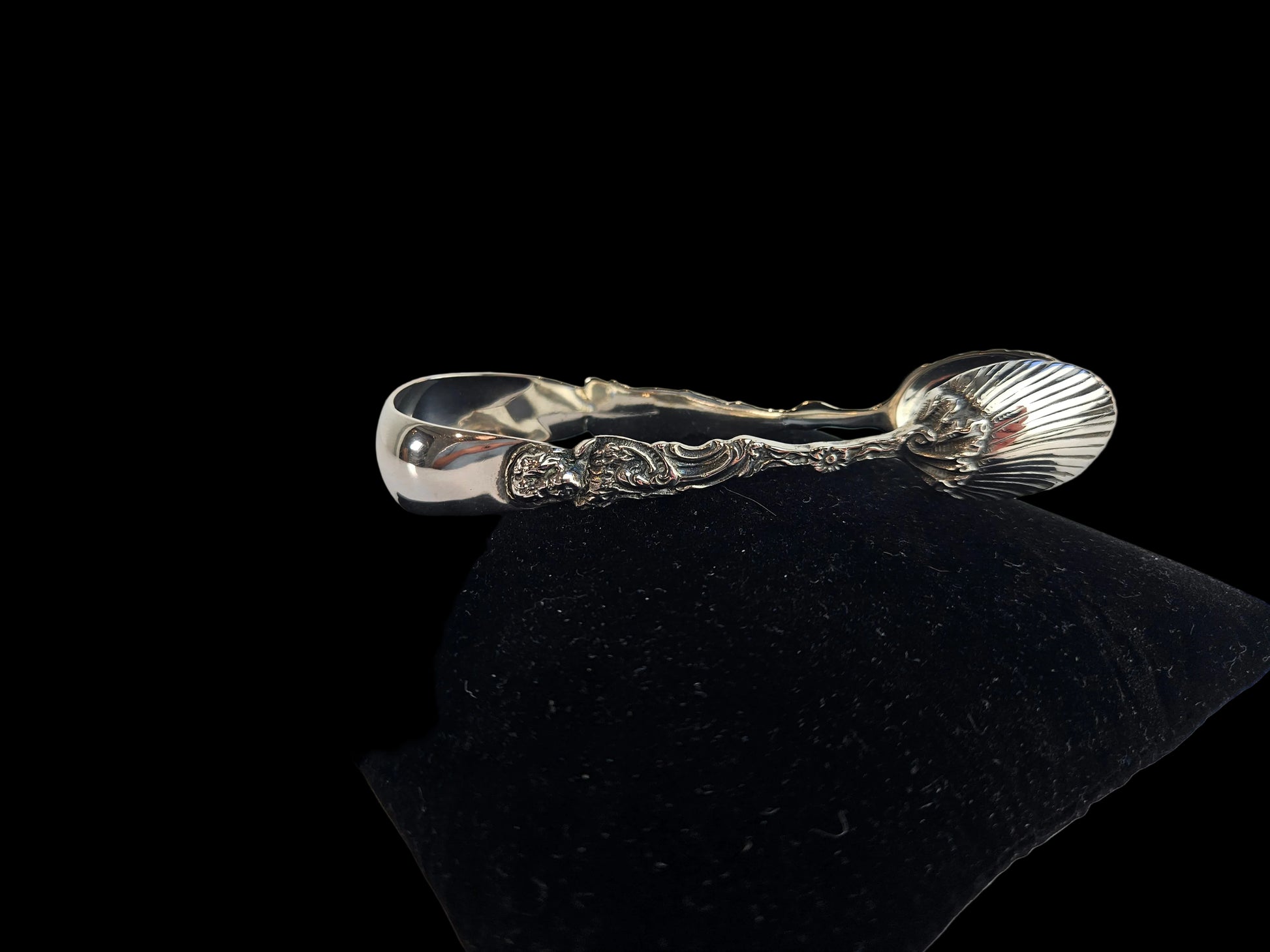 Antiek zilveren suikerklontjesschepje – verfijnd tafelaccessoire