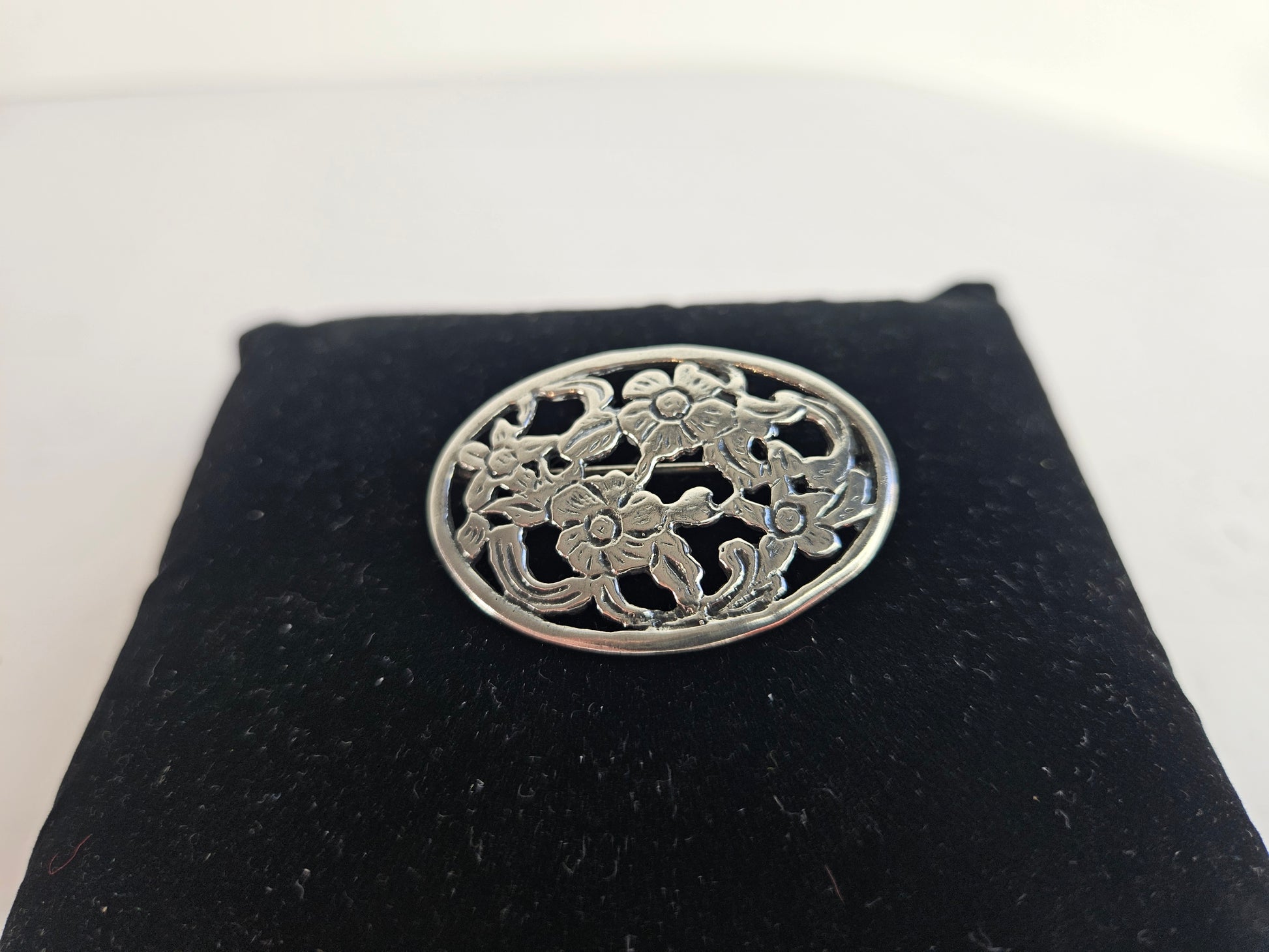 Vintage Zilveren Opengewerkte Broche met Bloemmotief